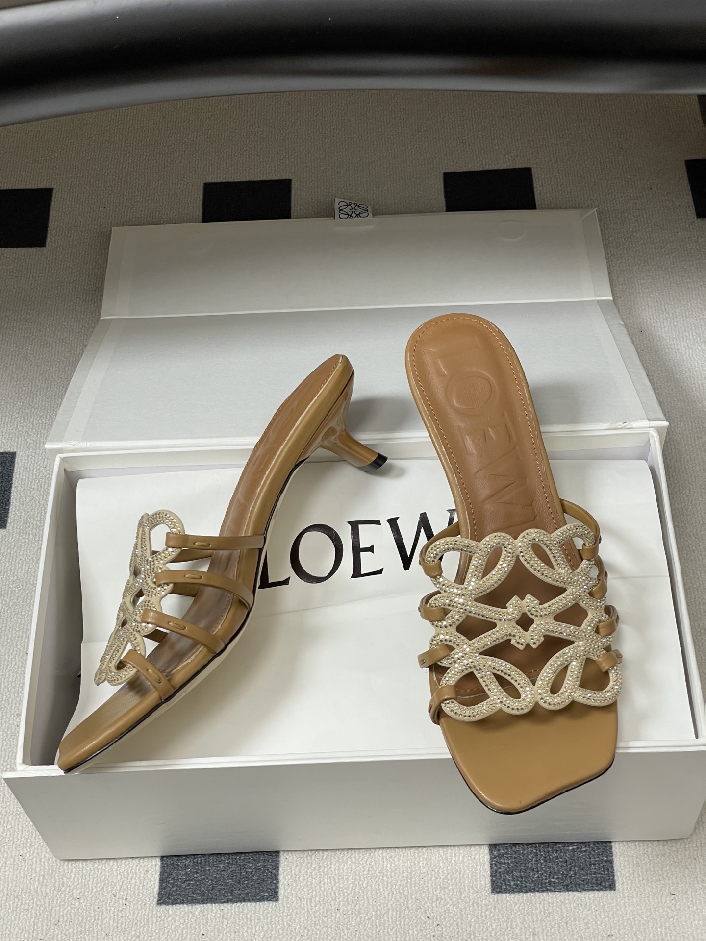 钻面-LOEWE 罗意威 26ss 春夏新款 个性编织水钻鞋面镂空高跟拖鞋 钻面小猫跟凉拖鞋疯狂种草简约