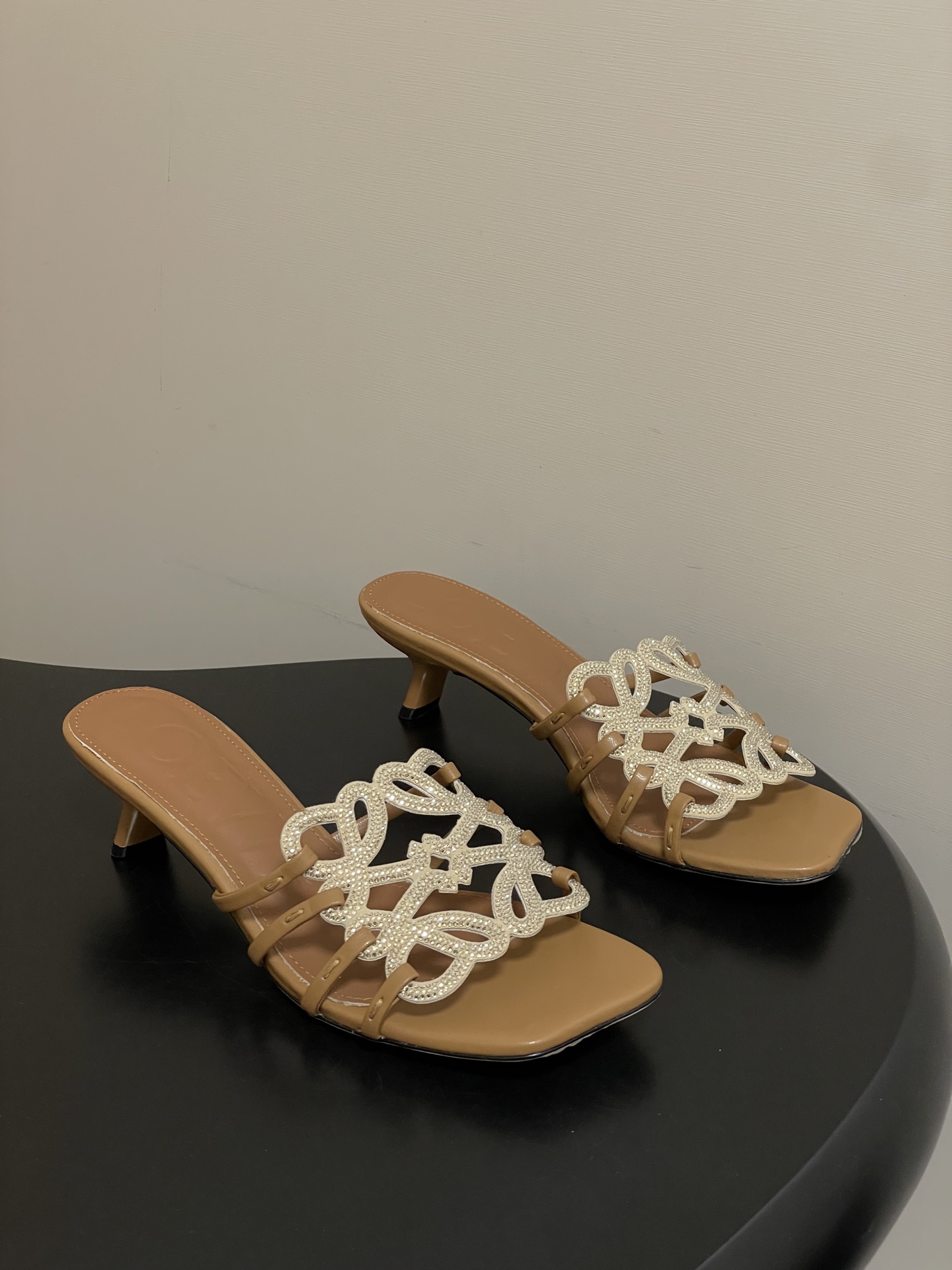 钻面-LOEWE 罗意威 26ss 春夏新款 个性编织水钻鞋面镂空高跟拖鞋 钻面小猫跟凉拖鞋疯狂种草简约