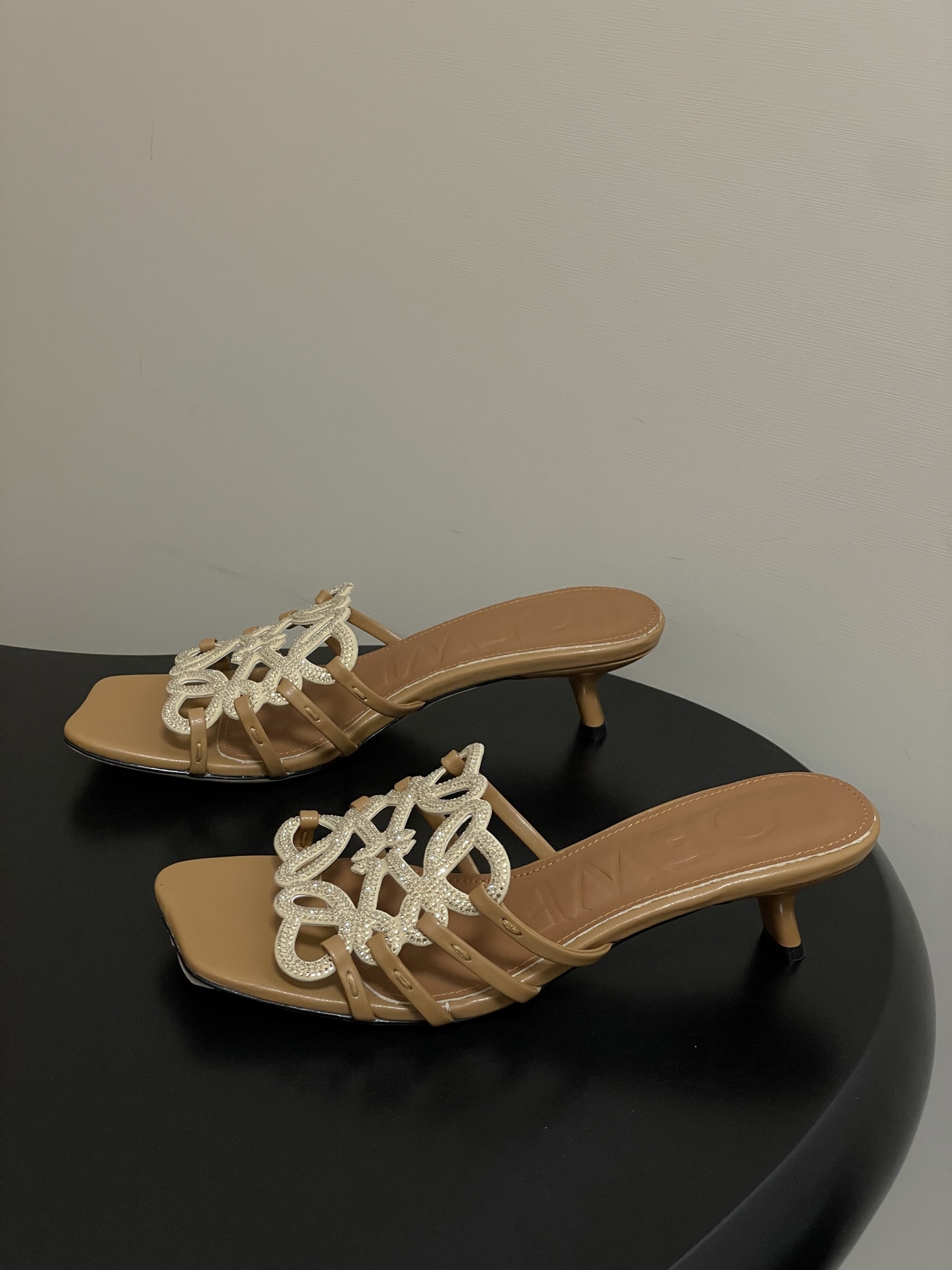 钻面-LOEWE 罗意威 26ss 春夏新款 个性编织水钻鞋面镂空高跟拖鞋 钻面小猫跟凉拖鞋疯狂种草简约