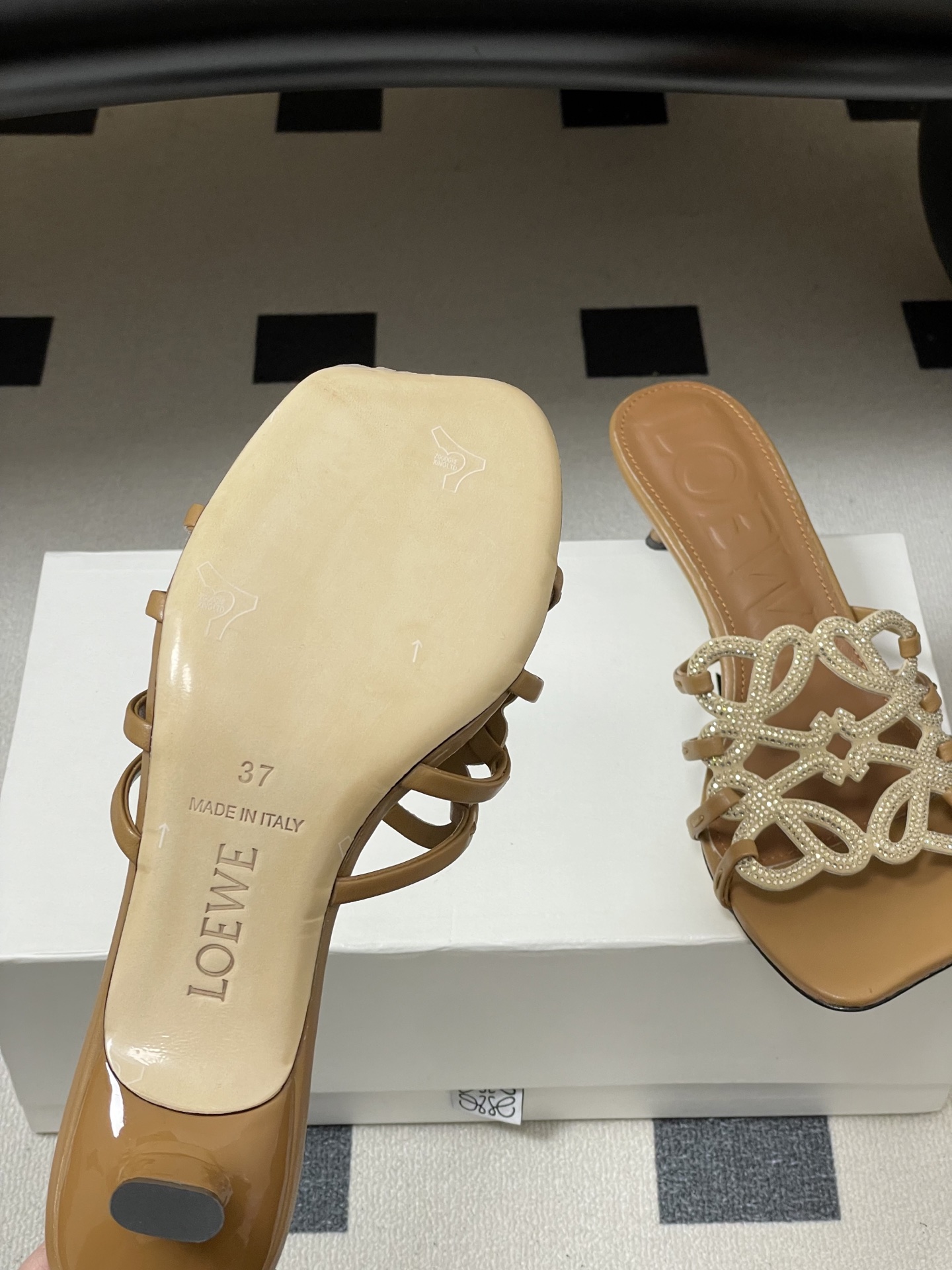 钻面-LOEWE 罗意威 26ss 春夏新款 个性编织水钻鞋面镂空高跟拖鞋 钻面小猫跟凉拖鞋疯狂种草简约