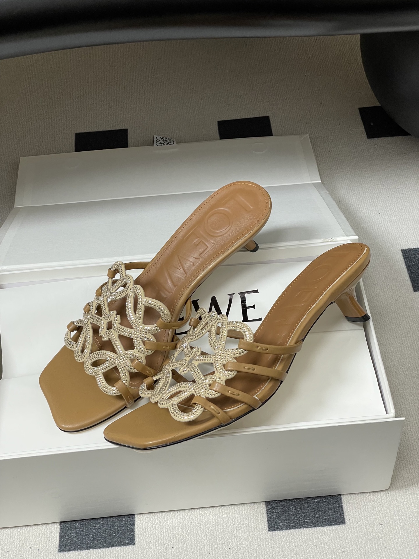 钻面-LOEWE 罗意威 26ss 春夏新款 个性编织水钻鞋面镂空高跟拖鞋 钻面小猫跟凉拖鞋疯狂种草简约