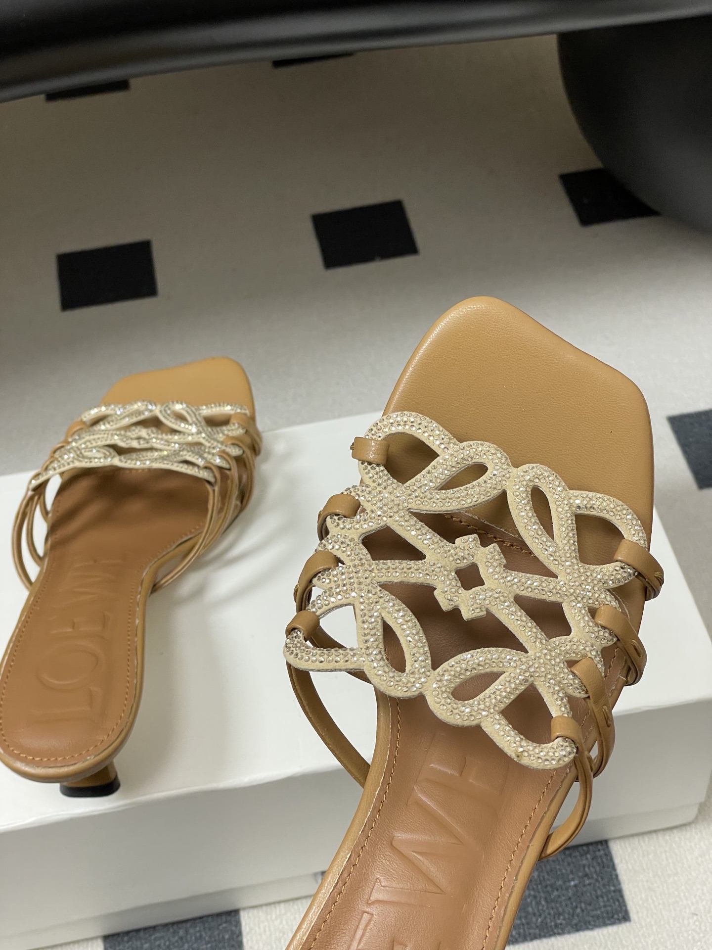 钻面-LOEWE 罗意威 26ss 春夏新款 个性编织水钻鞋面镂空高跟拖鞋 钻面小猫跟凉拖鞋疯狂种草简约