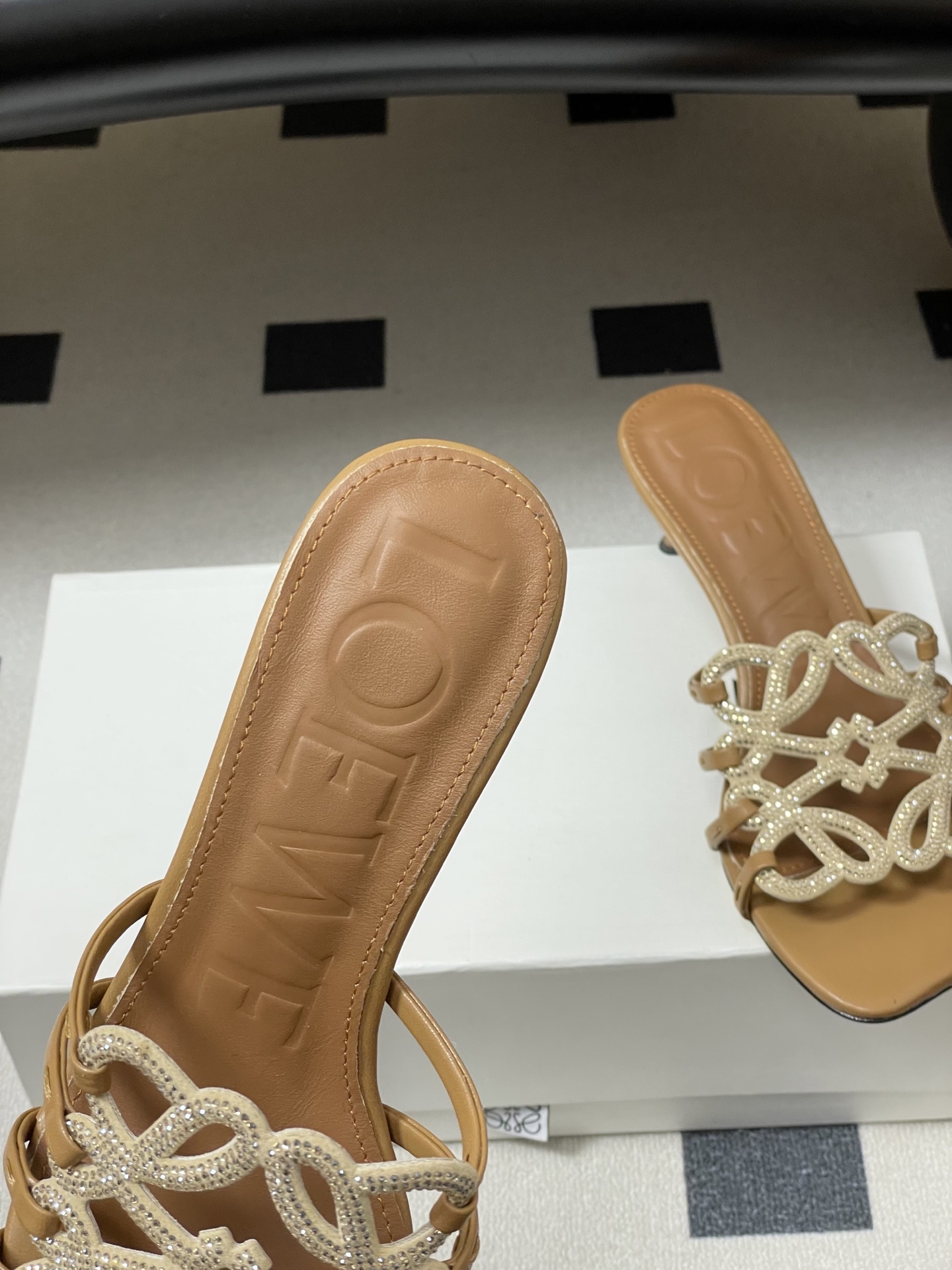 钻面-LOEWE 罗意威 26ss 春夏新款 个性编织水钻鞋面镂空高跟拖鞋 钻面小猫跟凉拖鞋疯狂种草简约