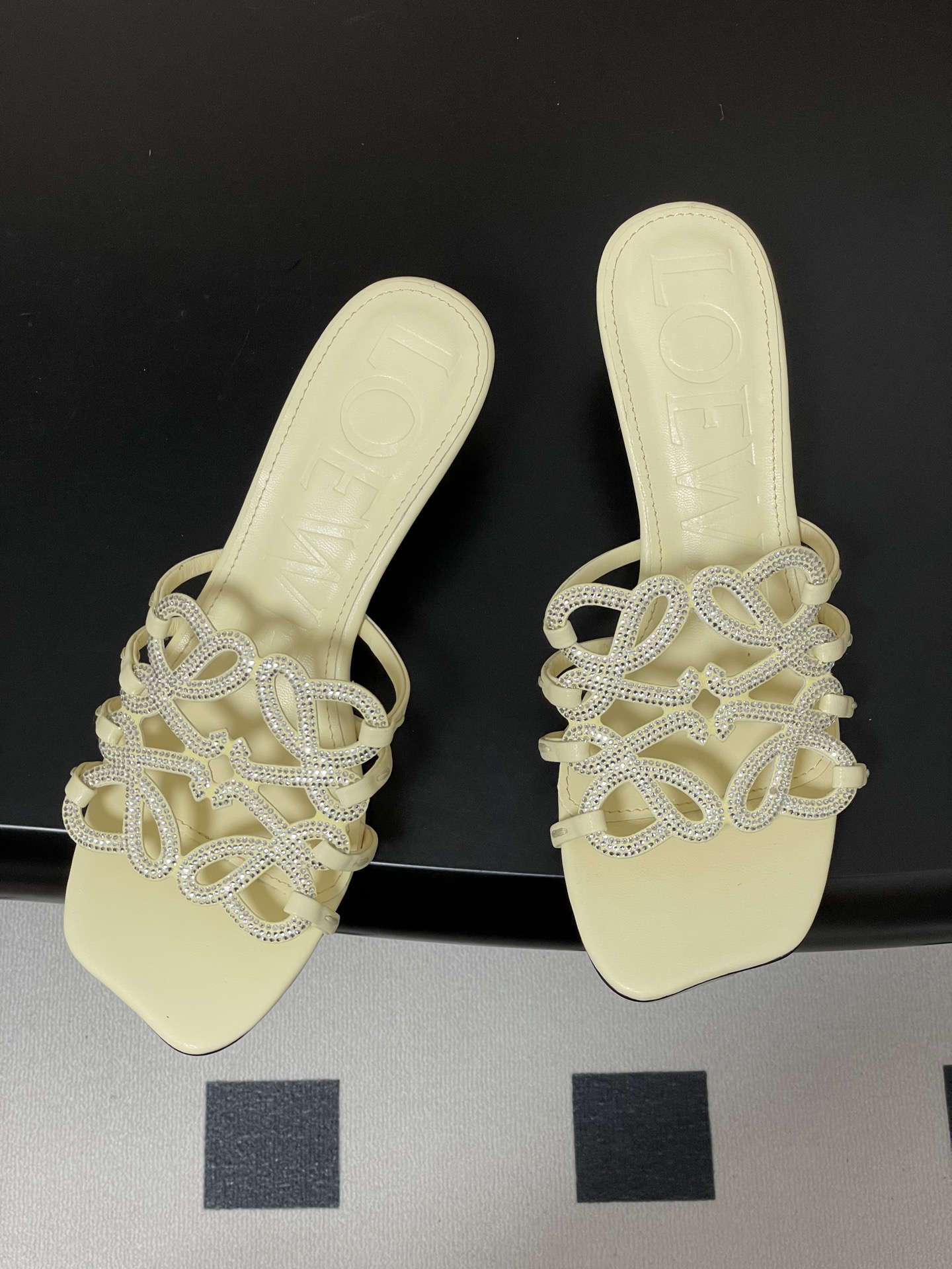 钻面-LOEWE 罗意威 26ss 春夏新款 个性编织水钻鞋面镂空高跟拖鞋 钻面小猫跟凉拖鞋疯狂种草简约