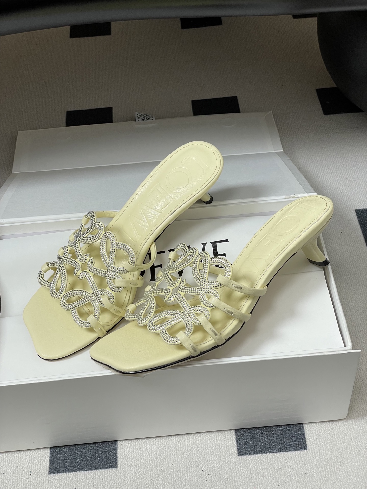 钻面-LOEWE 罗意威 26ss 春夏新款 个性编织水钻鞋面镂空高跟拖鞋 钻面小猫跟凉拖鞋疯狂种草简约