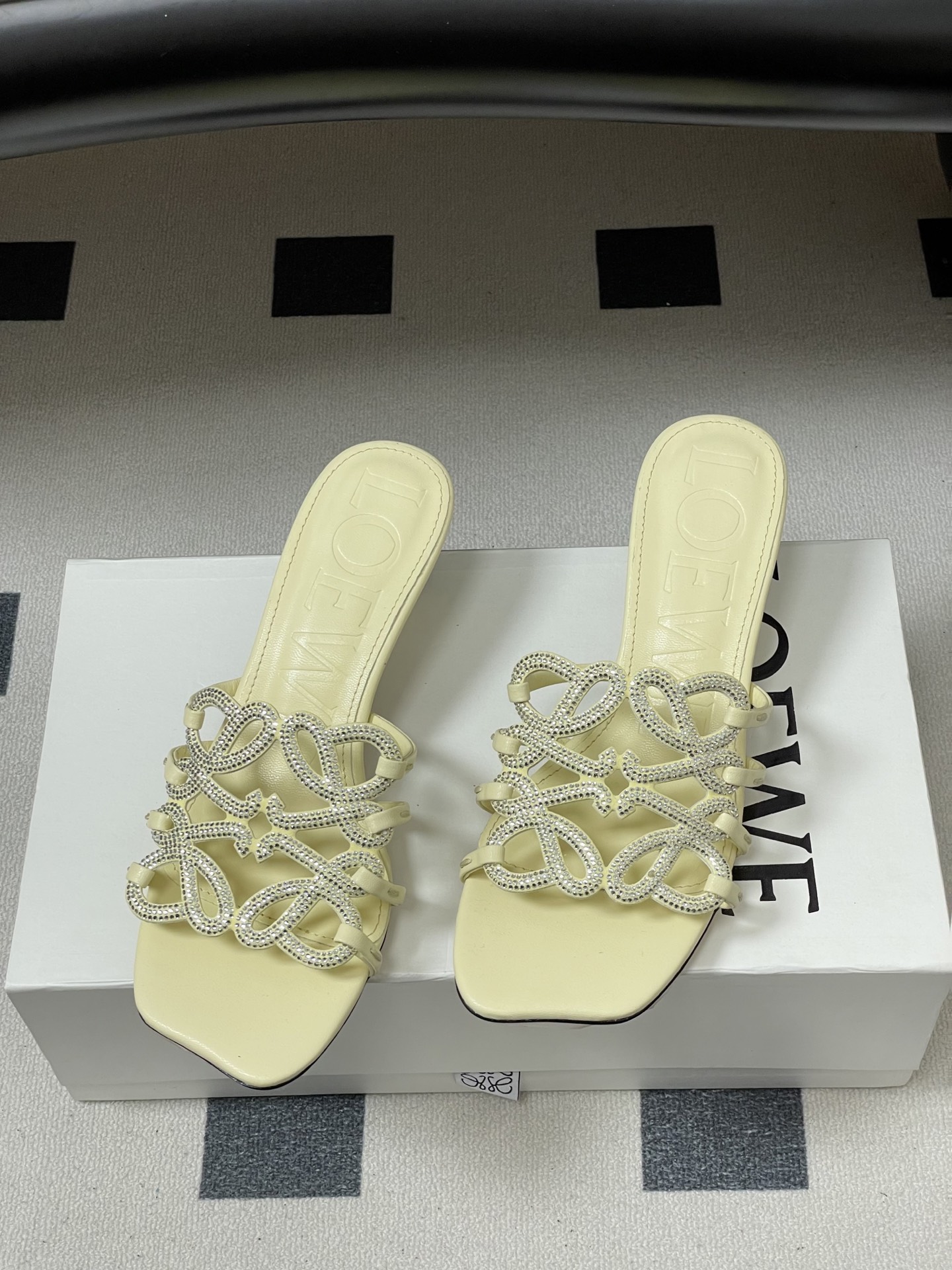 钻面-LOEWE 罗意威 26ss 春夏新款 个性编织水钻鞋面镂空高跟拖鞋 钻面小猫跟凉拖鞋疯狂种草简约