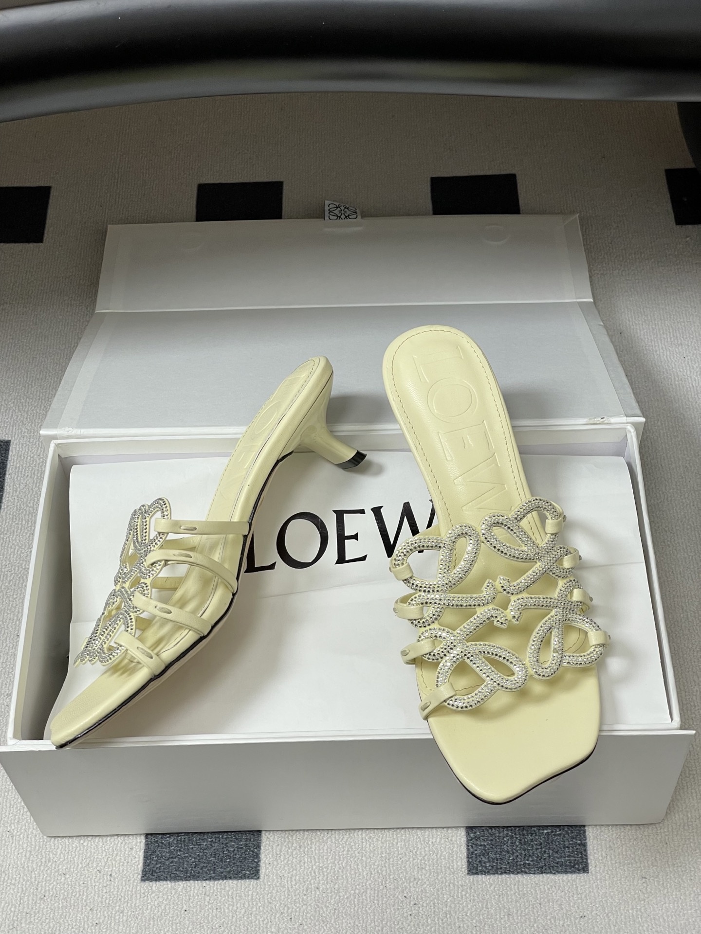 钻面-LOEWE 罗意威 26ss 春夏新款 个性编织水钻鞋面镂空高跟拖鞋 钻面小猫跟凉拖鞋疯狂种草简约