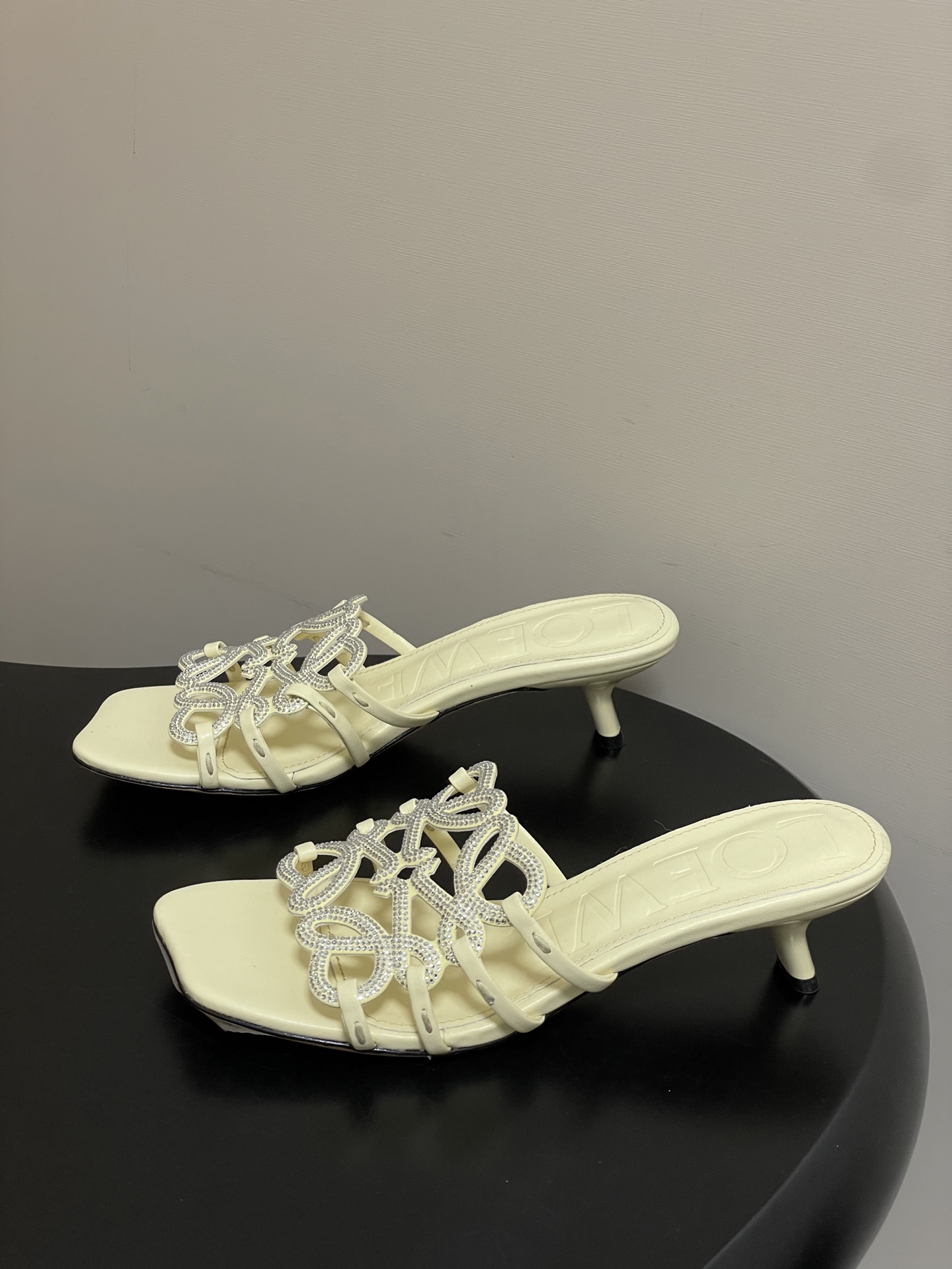 钻面-LOEWE 罗意威 26ss 春夏新款 个性编织水钻鞋面镂空高跟拖鞋 钻面小猫跟凉拖鞋疯狂种草简约