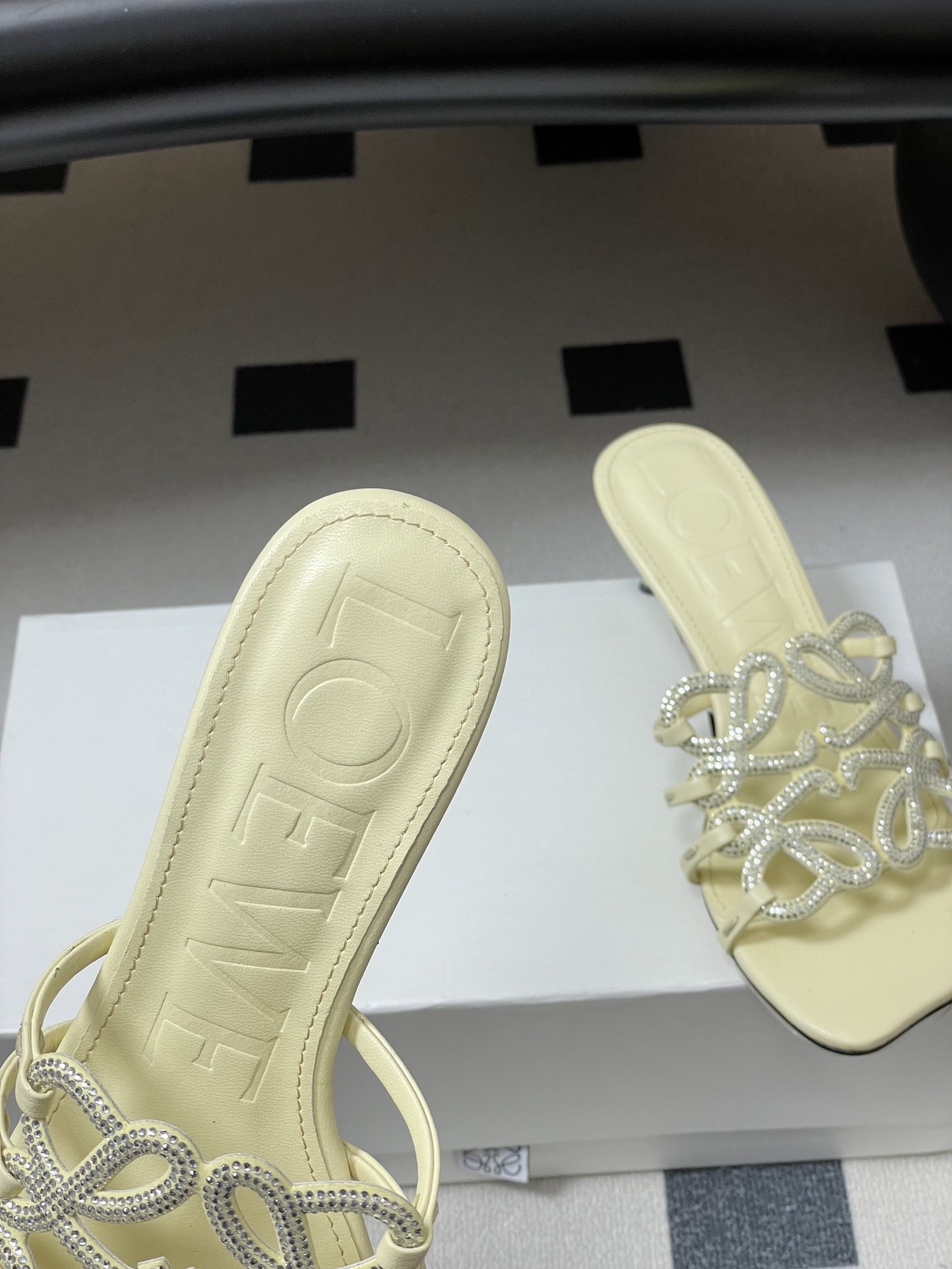 钻面-LOEWE 罗意威 26ss 春夏新款 个性编织水钻鞋面镂空高跟拖鞋 钻面小猫跟凉拖鞋疯狂种草简约