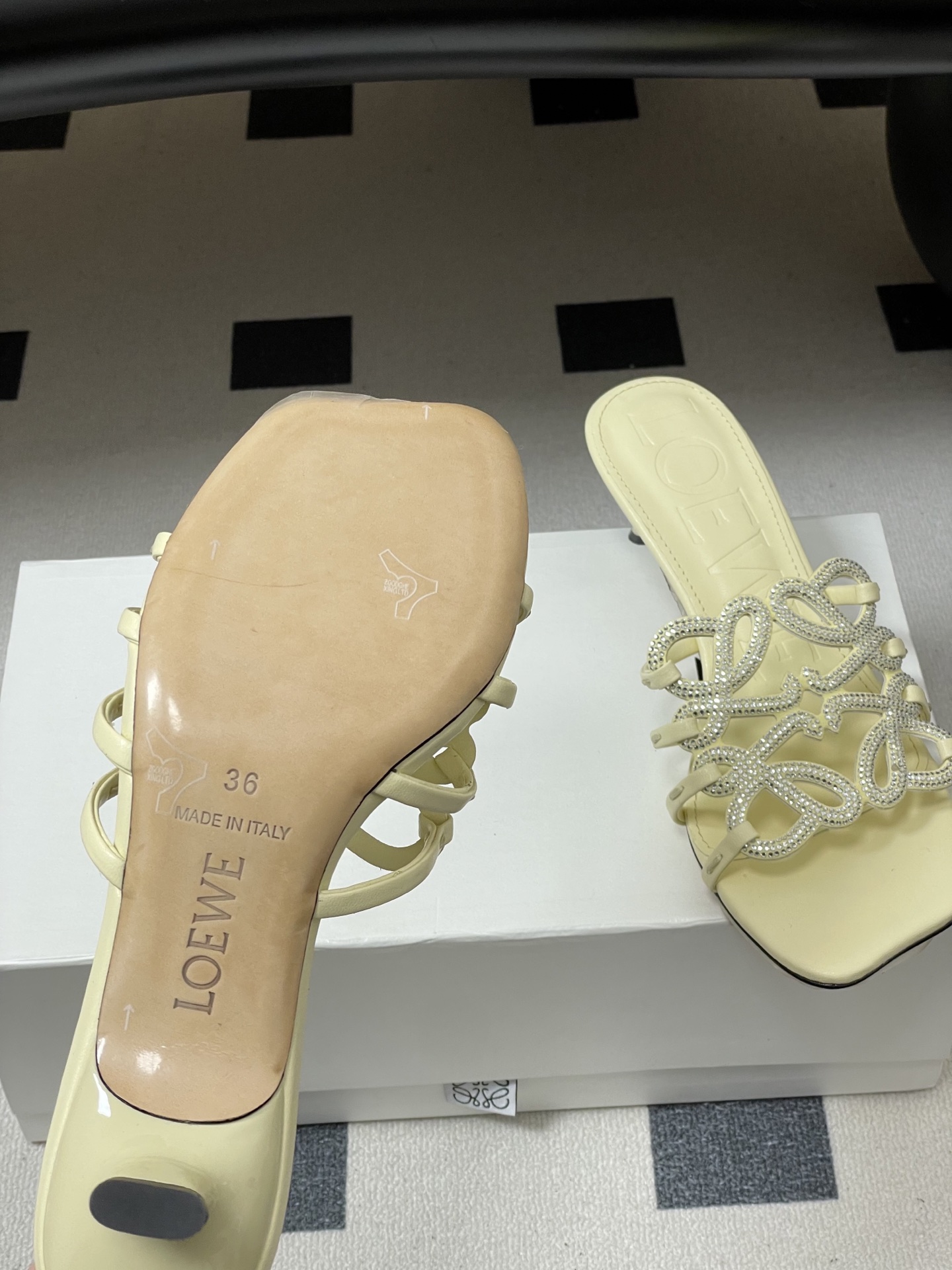 钻面-LOEWE 罗意威 26ss 春夏新款 个性编织水钻鞋面镂空高跟拖鞋 钻面小猫跟凉拖鞋疯狂种草简约