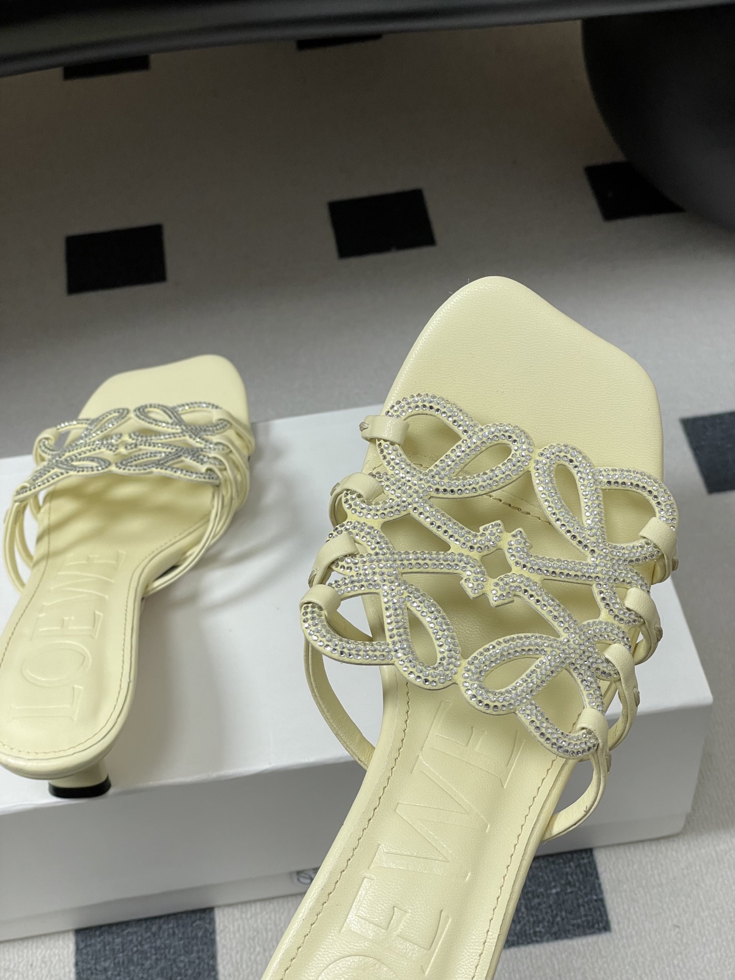 钻面-LOEWE 罗意威 26ss 春夏新款 个性编织水钻鞋面镂空高跟拖鞋 钻面小猫跟凉拖鞋疯狂种草简约