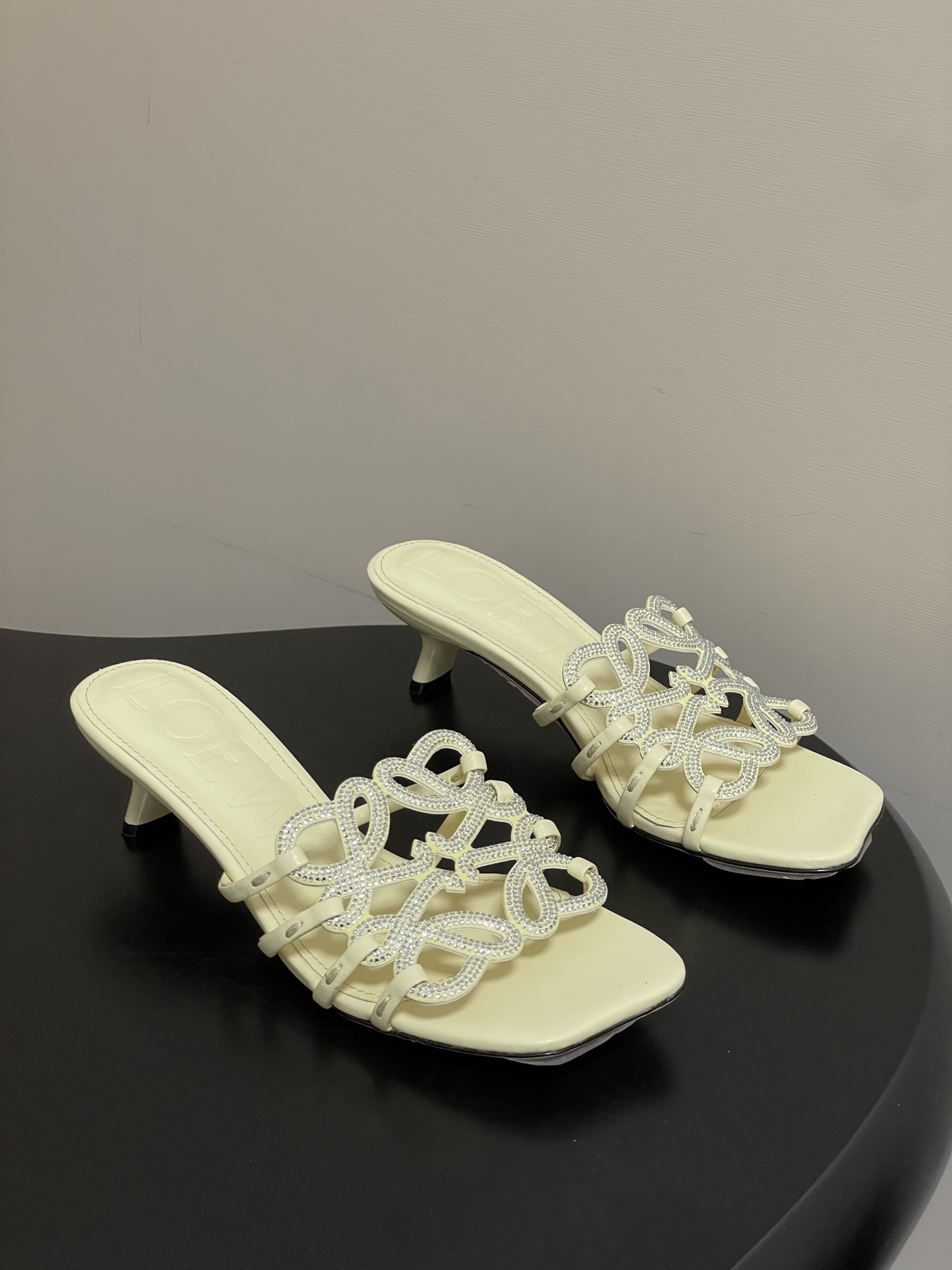 钻面-LOEWE 罗意威 26ss 春夏新款 个性编织水钻鞋面镂空高跟拖鞋 钻面小猫跟凉拖鞋疯狂种草简约