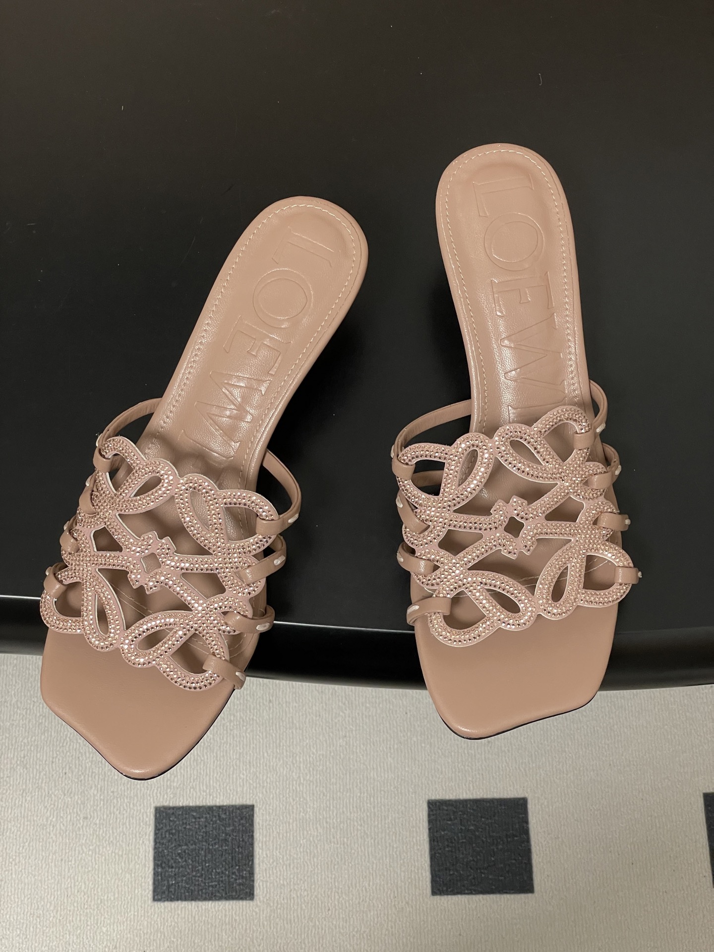 钻面-LOEWE 罗意威 26ss 春夏新款 个性编织水钻鞋面镂空高跟拖鞋 钻面小猫跟凉拖鞋疯狂种草简约