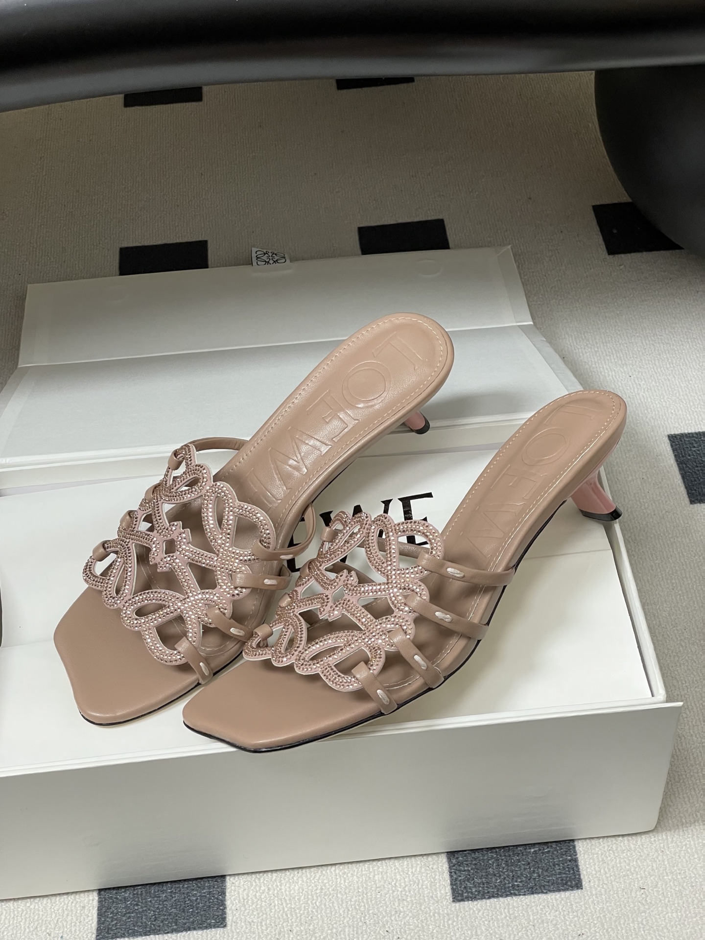 钻面-LOEWE 罗意威 26ss 春夏新款 个性编织水钻鞋面镂空高跟拖鞋 钻面小猫跟凉拖鞋疯狂种草简约