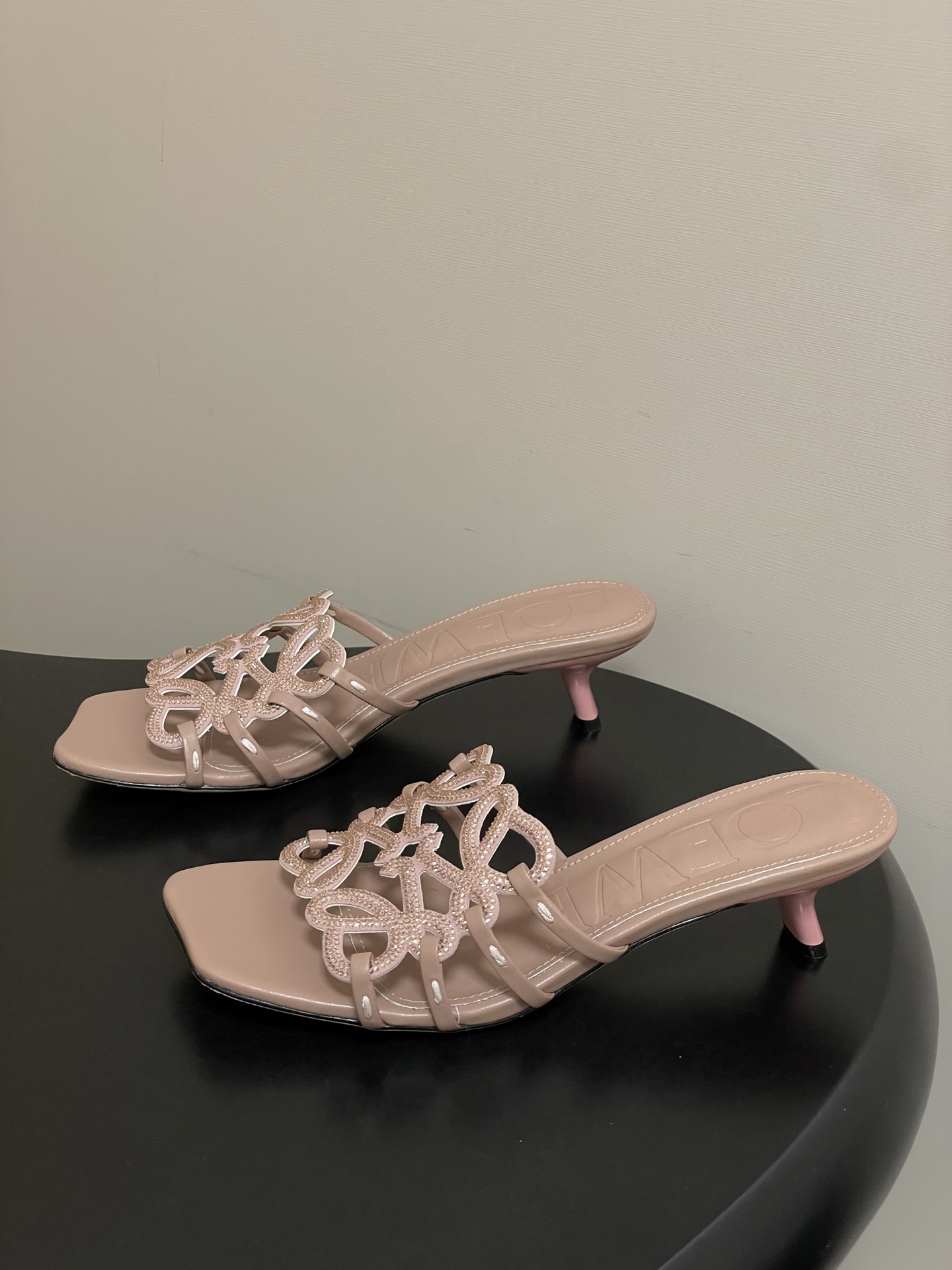 钻面-LOEWE 罗意威 26ss 春夏新款 个性编织水钻鞋面镂空高跟拖鞋 钻面小猫跟凉拖鞋疯狂种草简约