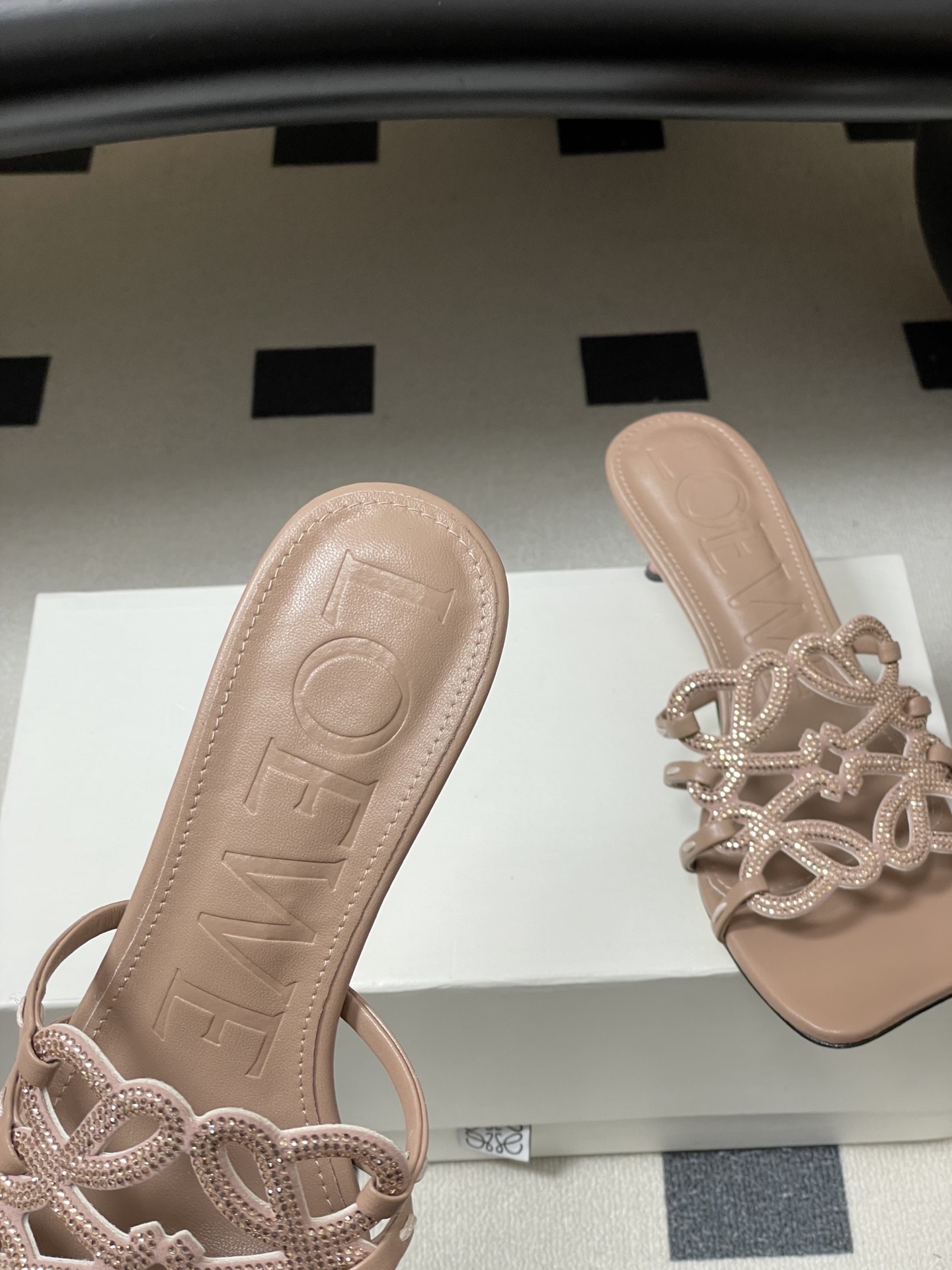 钻面-LOEWE 罗意威 26ss 春夏新款 个性编织水钻鞋面镂空高跟拖鞋 钻面小猫跟凉拖鞋疯狂种草简约