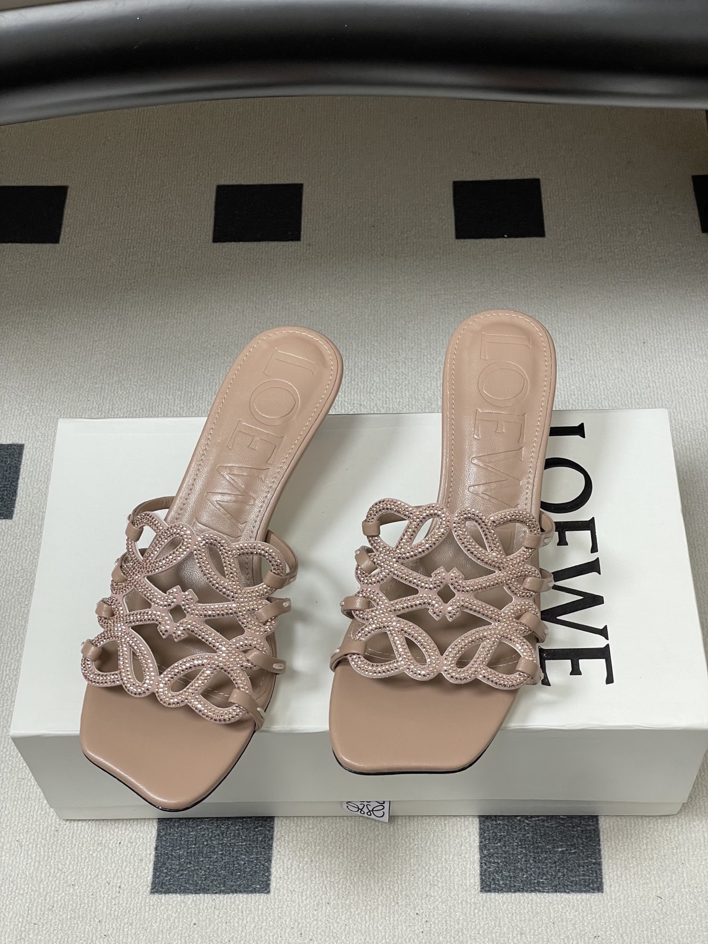 钻面-LOEWE 罗意威 26ss 春夏新款 个性编织水钻鞋面镂空高跟拖鞋 钻面小猫跟凉拖鞋疯狂种草简约