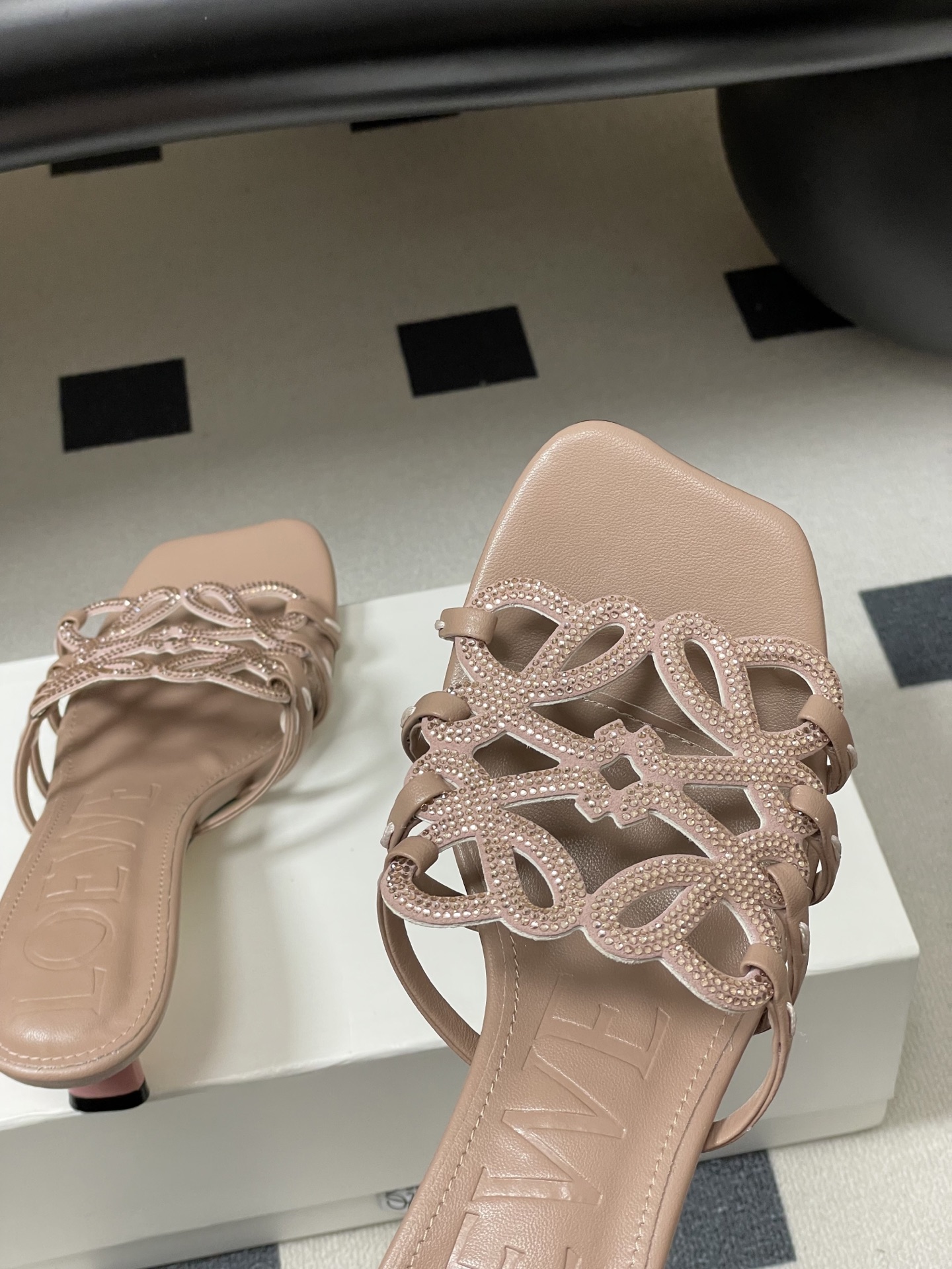 钻面-LOEWE 罗意威 26ss 春夏新款 个性编织水钻鞋面镂空高跟拖鞋 钻面小猫跟凉拖鞋疯狂种草简约