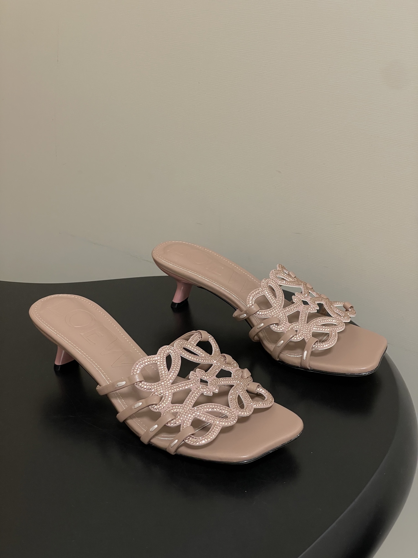 钻面-LOEWE 罗意威 26ss 春夏新款 个性编织水钻鞋面镂空高跟拖鞋 钻面小猫跟凉拖鞋疯狂种草简约