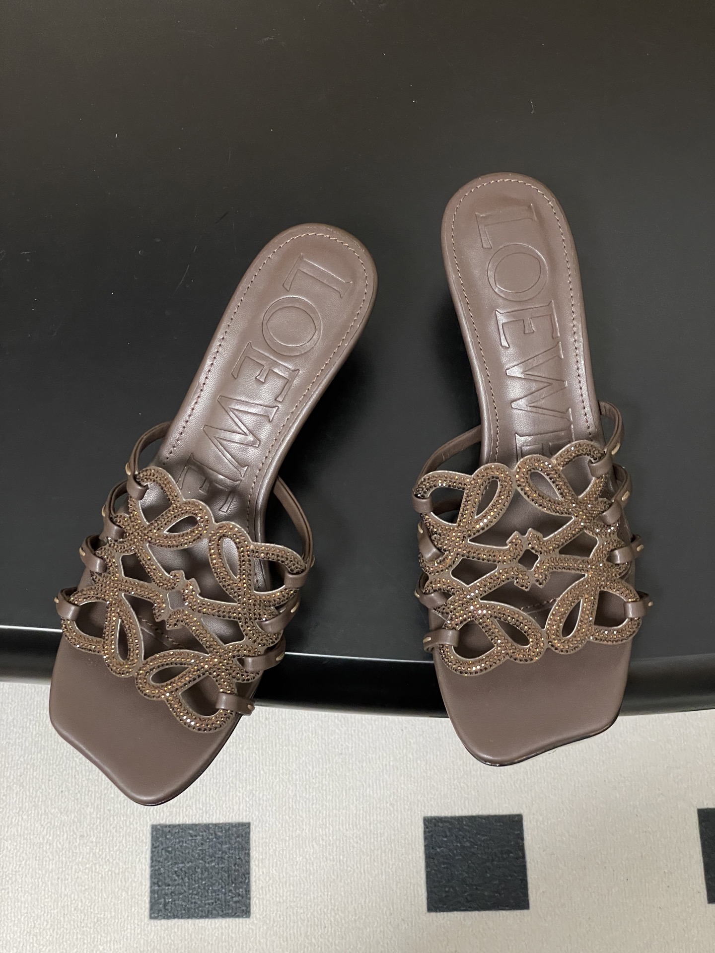 钻面-LOEWE 罗意威 26ss 春夏新款 个性编织水钻鞋面镂空高跟拖鞋 钻面小猫跟凉拖鞋疯狂种草简约