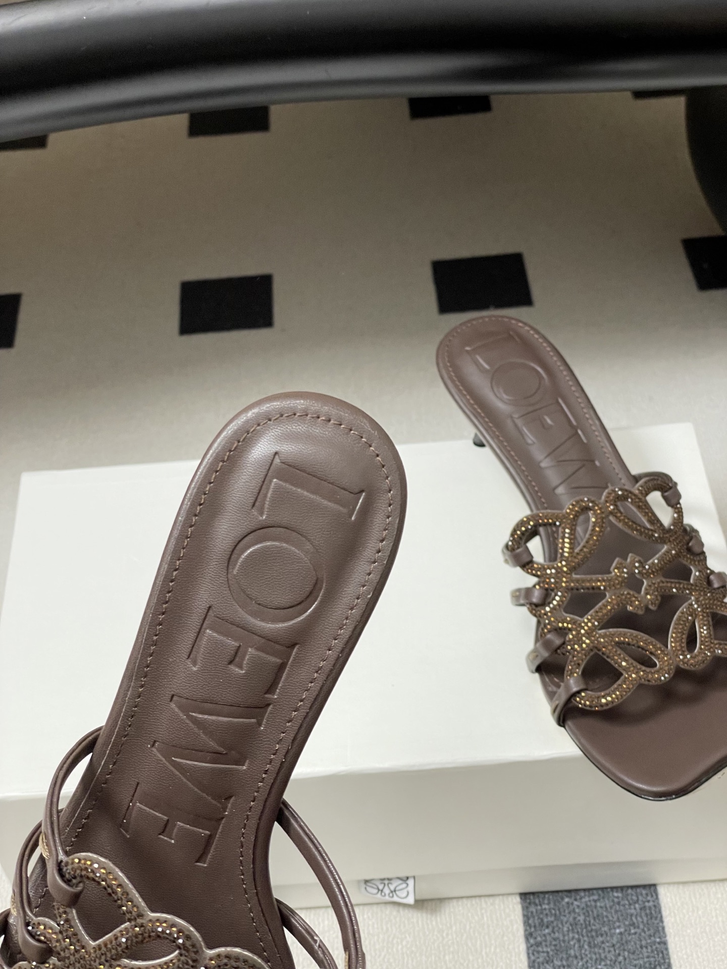 钻面-LOEWE 罗意威 26ss 春夏新款 个性编织水钻鞋面镂空高跟拖鞋 钻面小猫跟凉拖鞋疯狂种草简约