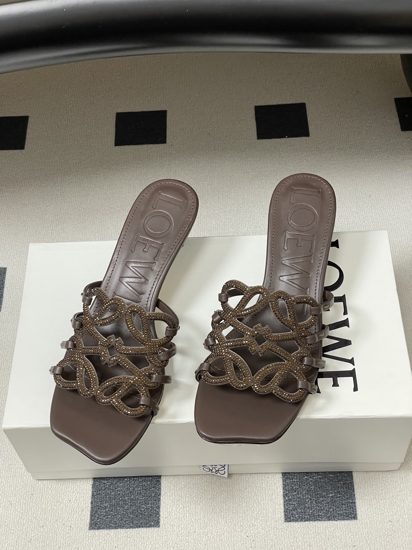 钻面-LOEWE 罗意威 26ss 春夏新款 个性编织水钻鞋面镂空高跟拖鞋 钻面小猫跟凉拖鞋疯狂种草简约