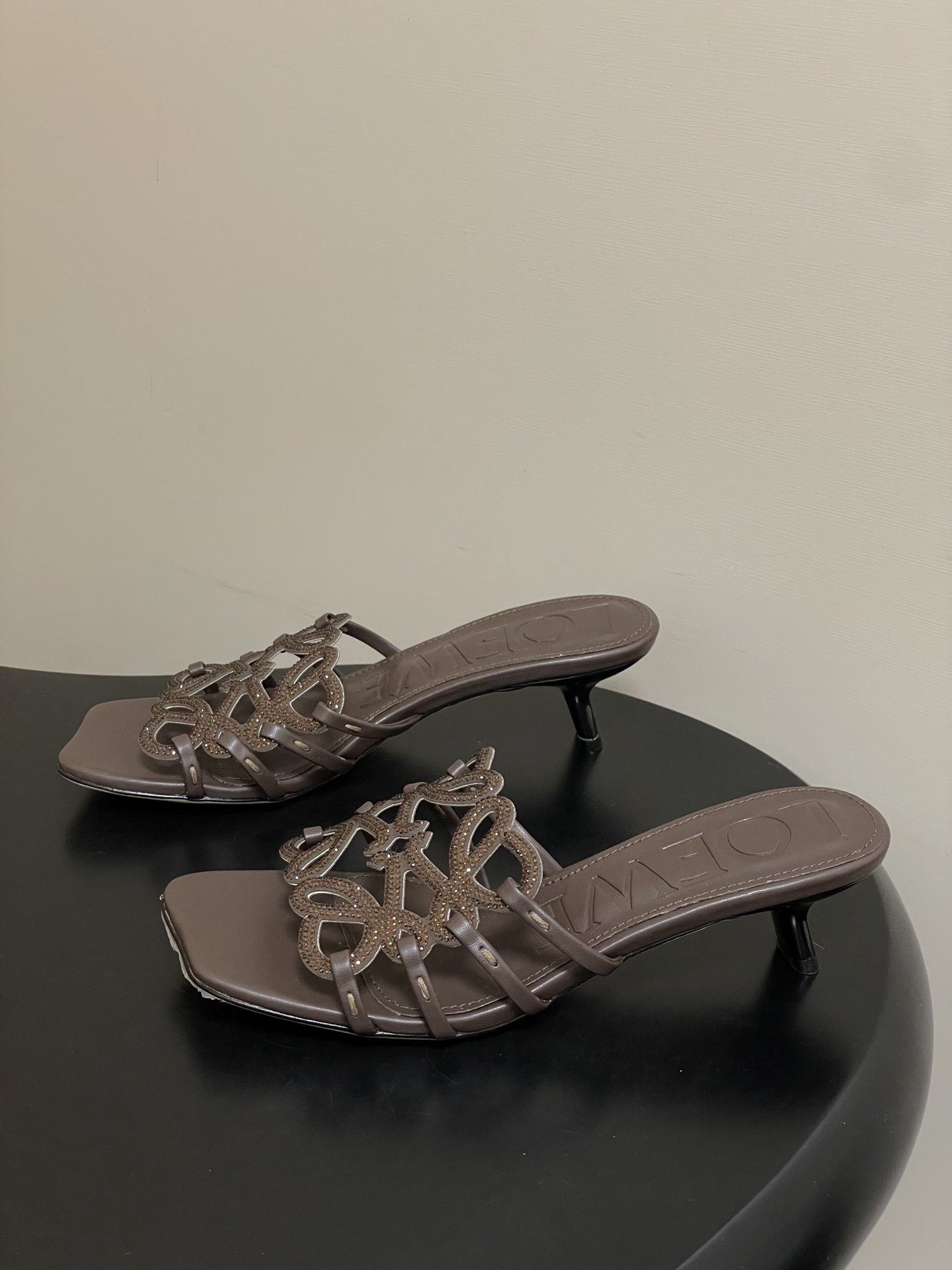 钻面-LOEWE 罗意威 26ss 春夏新款 个性编织水钻鞋面镂空高跟拖鞋 钻面小猫跟凉拖鞋疯狂种草简约