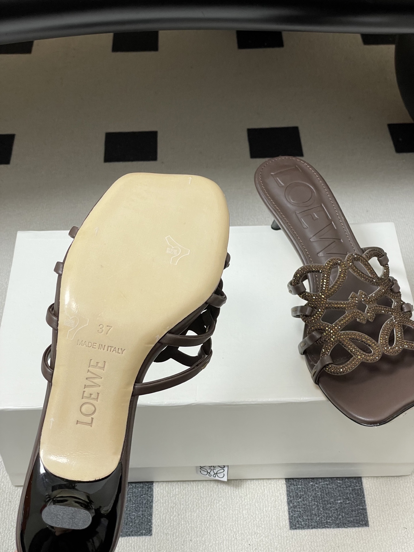 钻面-LOEWE 罗意威 26ss 春夏新款 个性编织水钻鞋面镂空高跟拖鞋 钻面小猫跟凉拖鞋疯狂种草简约