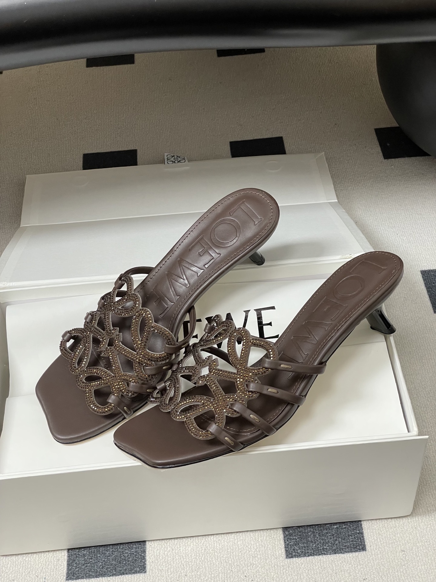 钻面-LOEWE 罗意威 26ss 春夏新款 个性编织水钻鞋面镂空高跟拖鞋 钻面小猫跟凉拖鞋疯狂种草简约