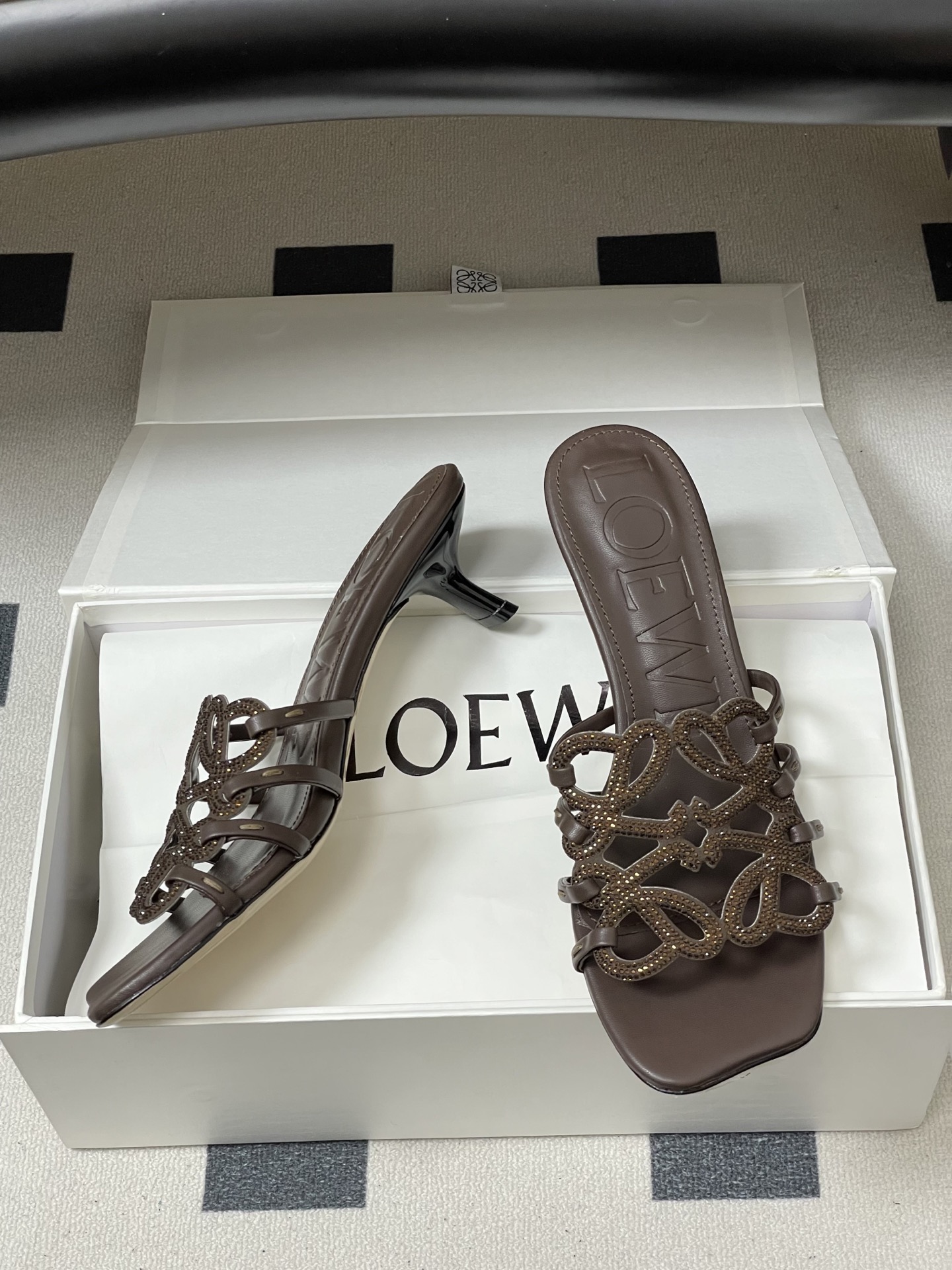 钻面-LOEWE 罗意威 26ss 春夏新款 个性编织水钻鞋面镂空高跟拖鞋 钻面小猫跟凉拖鞋疯狂种草简约