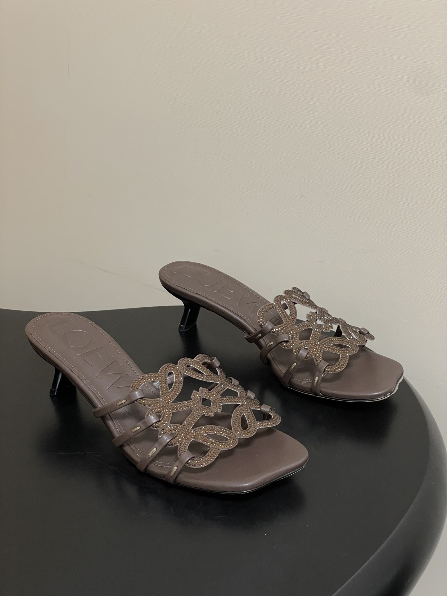 钻面-LOEWE 罗意威 26ss 春夏新款 个性编织水钻鞋面镂空高跟拖鞋 钻面小猫跟凉拖鞋疯狂种草简约