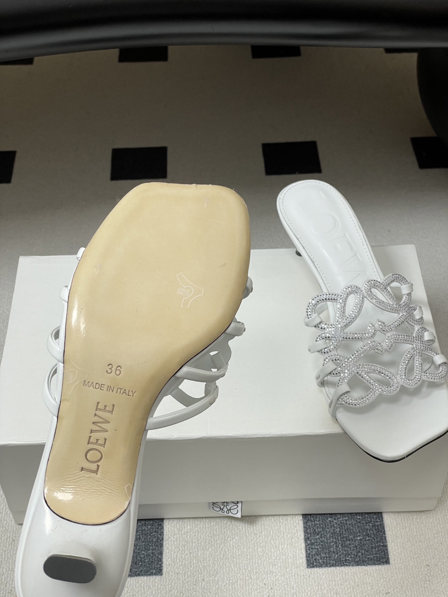 钻面-LOEWE 罗意威 26ss 春夏新款 个性编织水钻鞋面镂空高跟拖鞋 钻面小猫跟凉拖鞋疯狂种草简约