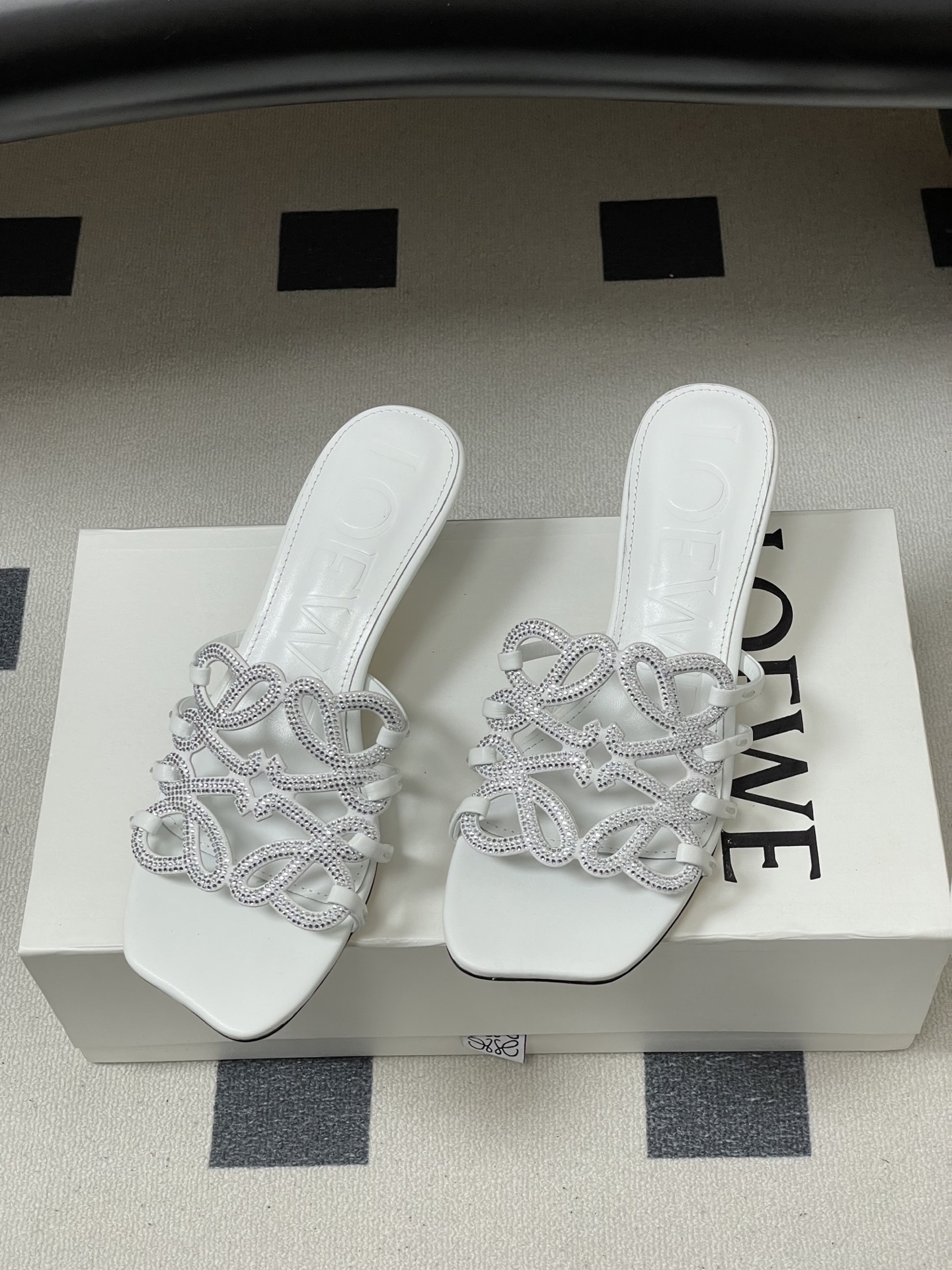 钻面-LOEWE 罗意威 26ss 春夏新款 个性编织水钻鞋面镂空高跟拖鞋 钻面小猫跟凉拖鞋疯狂种草简约