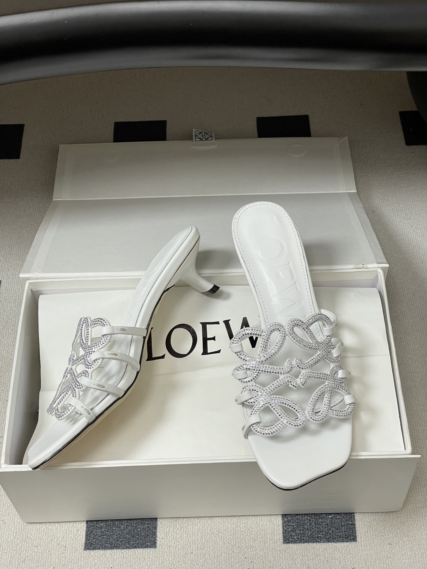 钻面-LOEWE 罗意威 26ss 春夏新款 个性编织水钻鞋面镂空高跟拖鞋 钻面小猫跟凉拖鞋疯狂种草简约