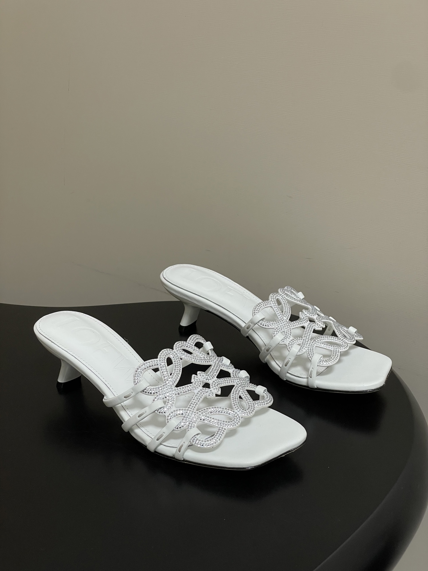 钻面-LOEWE 罗意威 26ss 春夏新款 个性编织水钻鞋面镂空高跟拖鞋 钻面小猫跟凉拖鞋疯狂种草简约