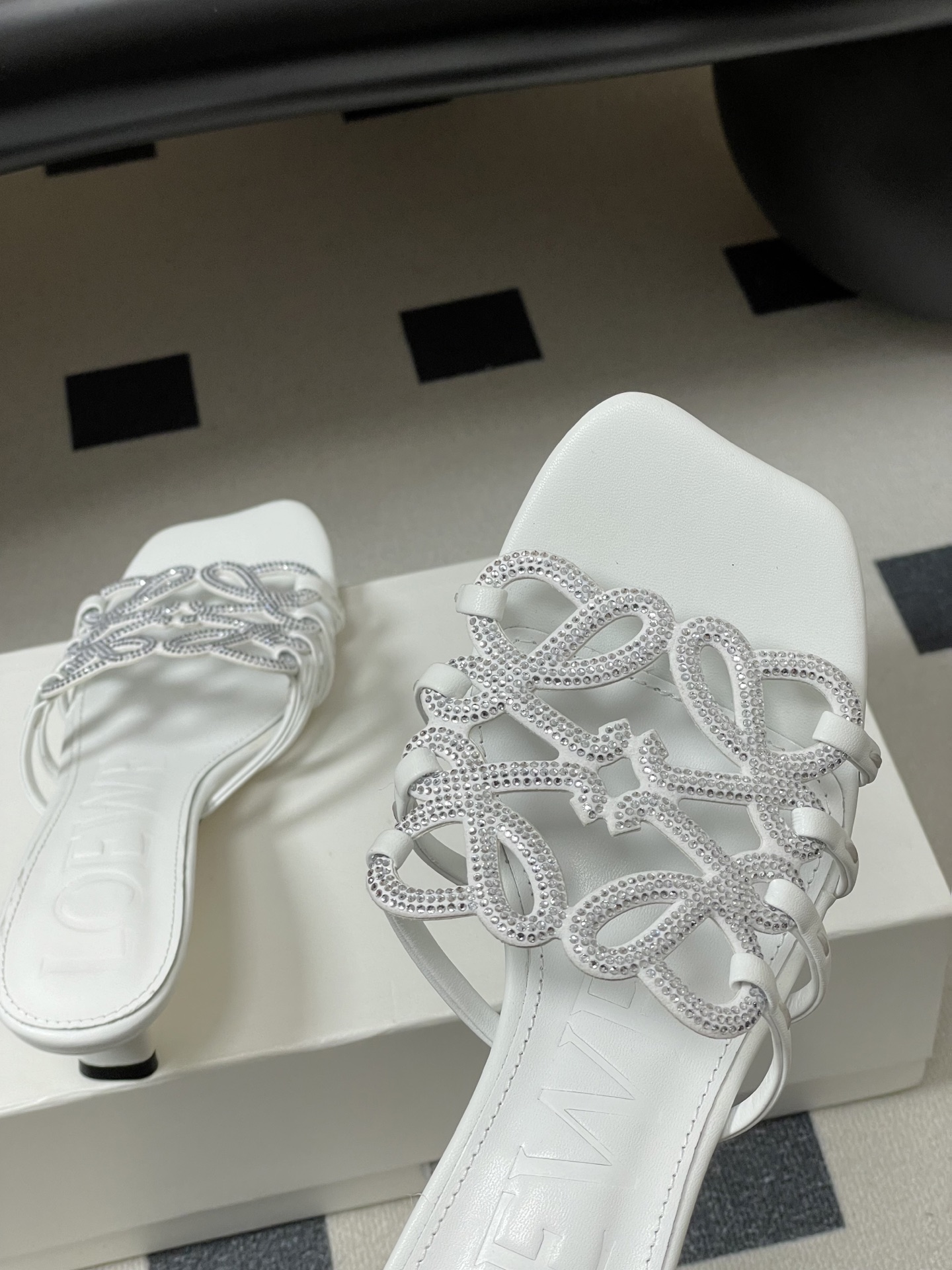 钻面-LOEWE 罗意威 26ss 春夏新款 个性编织水钻鞋面镂空高跟拖鞋 钻面小猫跟凉拖鞋疯狂种草简约