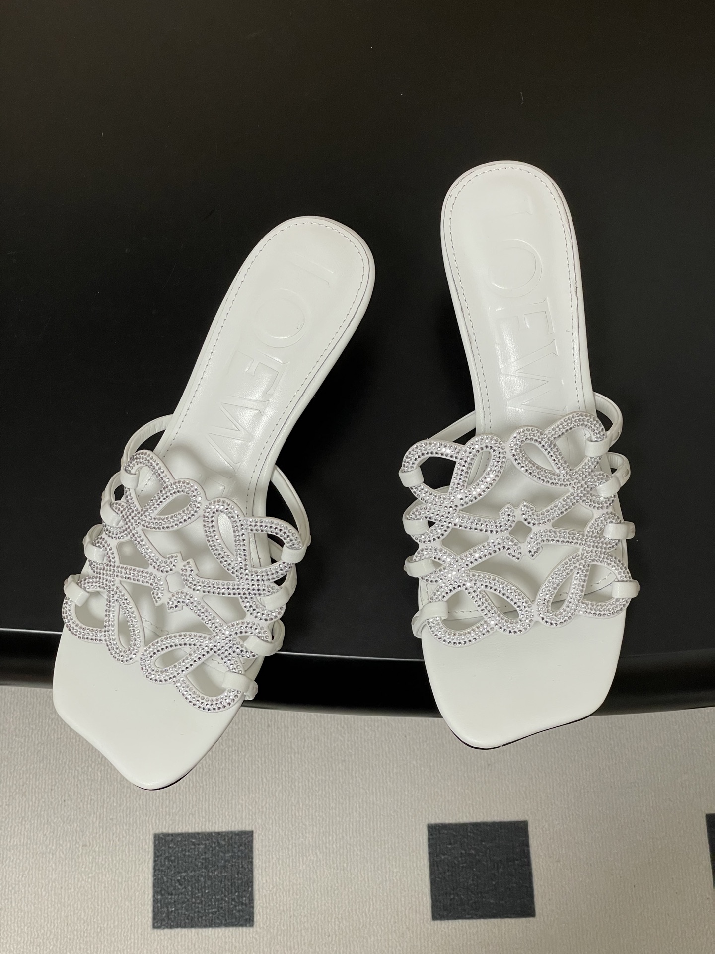 钻面-LOEWE 罗意威 26ss 春夏新款 个性编织水钻鞋面镂空高跟拖鞋 钻面小猫跟凉拖鞋疯狂种草简约