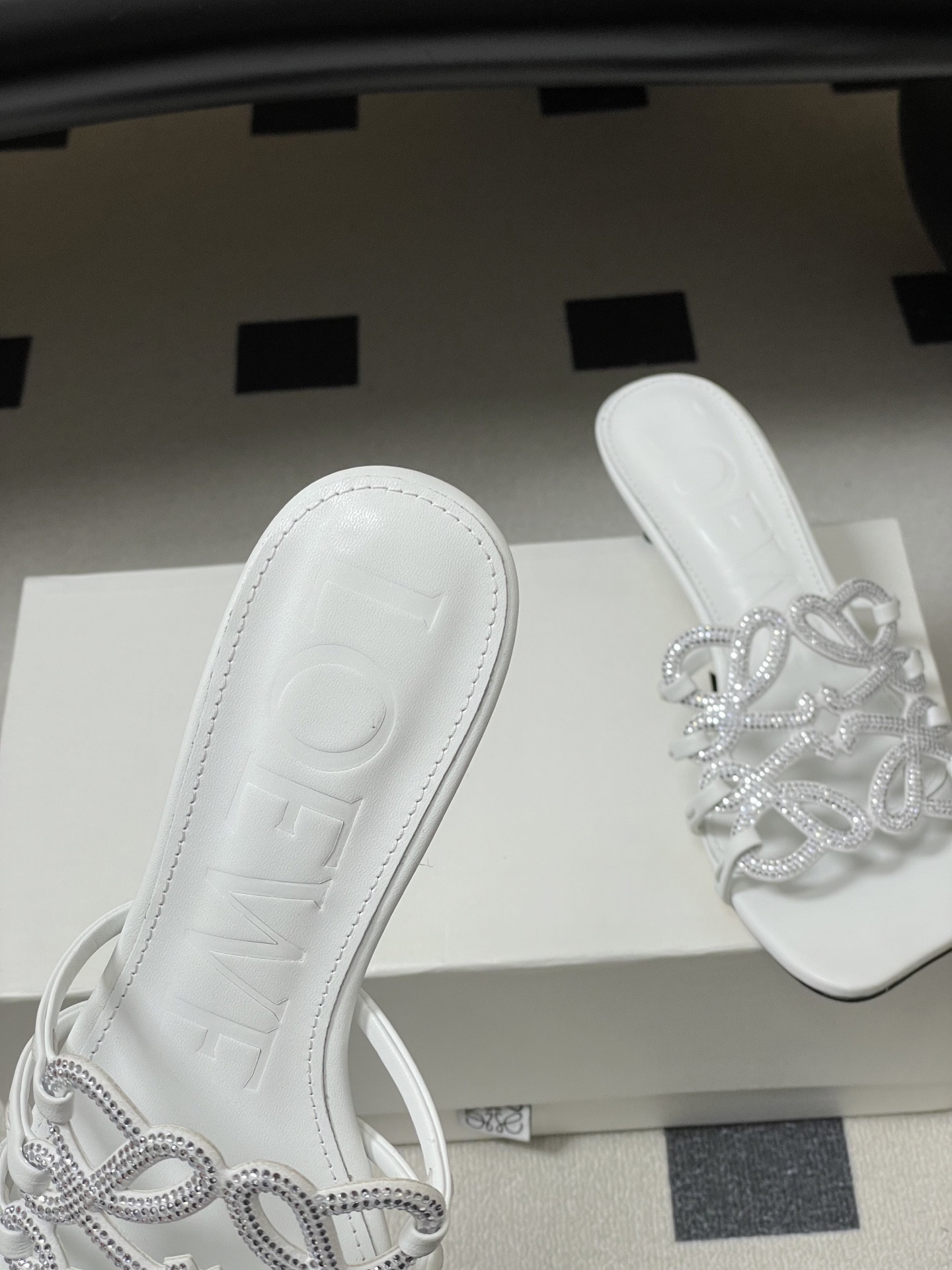 钻面-LOEWE 罗意威 26ss 春夏新款 个性编织水钻鞋面镂空高跟拖鞋 钻面小猫跟凉拖鞋疯狂种草简约