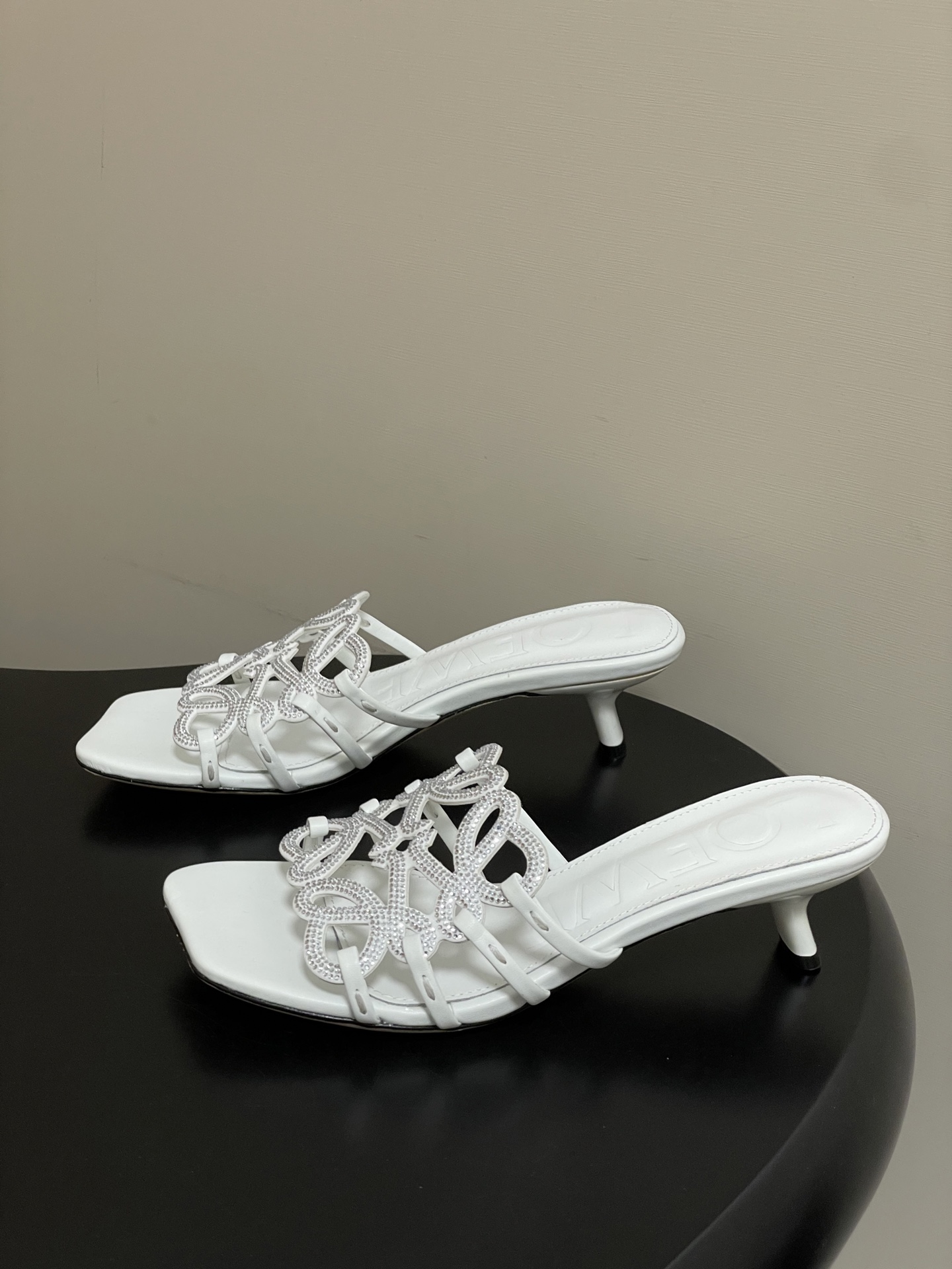 钻面-LOEWE 罗意威 26ss 春夏新款 个性编织水钻鞋面镂空高跟拖鞋 钻面小猫跟凉拖鞋疯狂种草简约