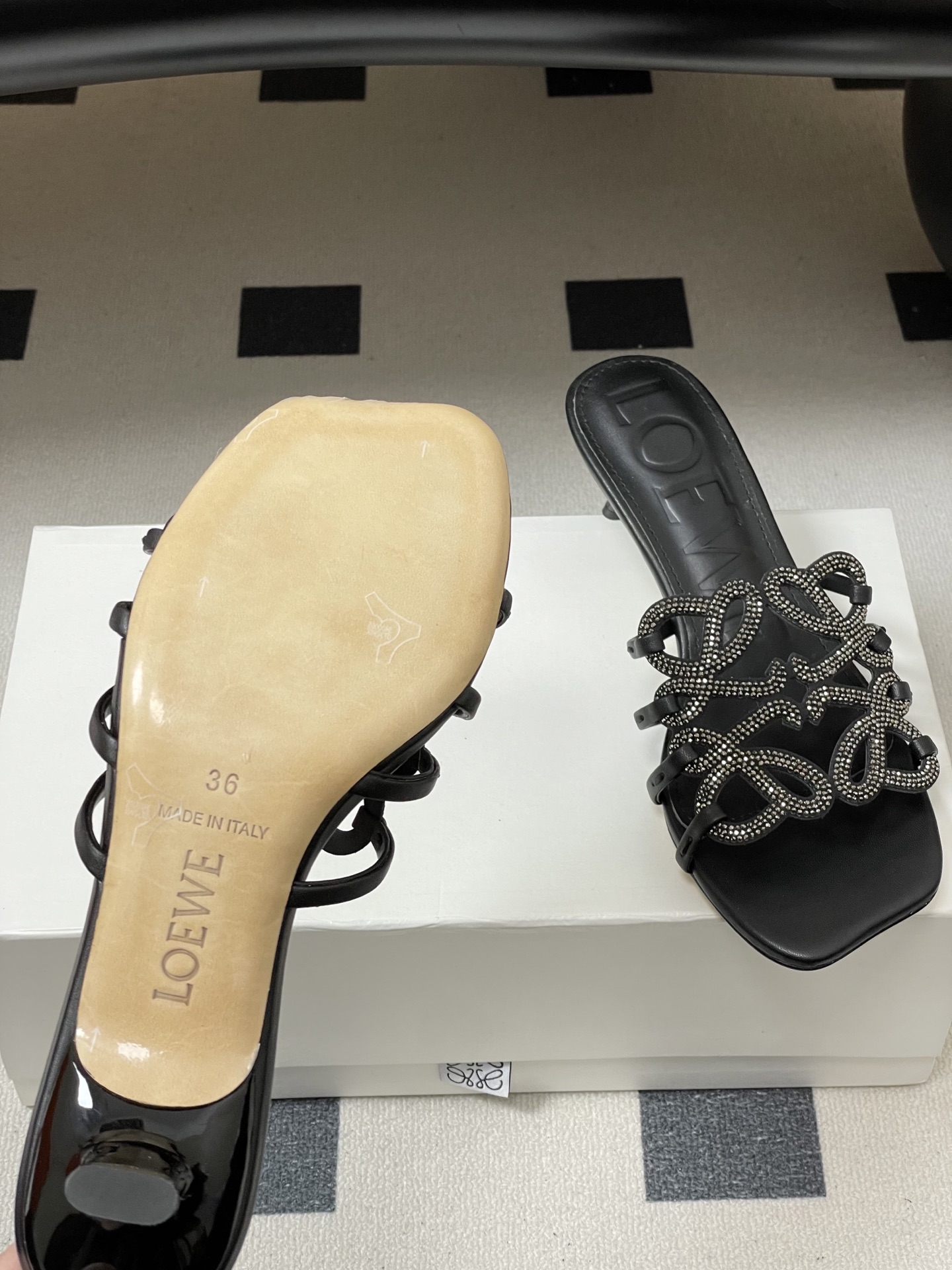 钻面-LOEWE 罗意威 26ss 春夏新款 个性编织水钻鞋面镂空高跟拖鞋 钻面小猫跟凉拖鞋疯狂种草简约