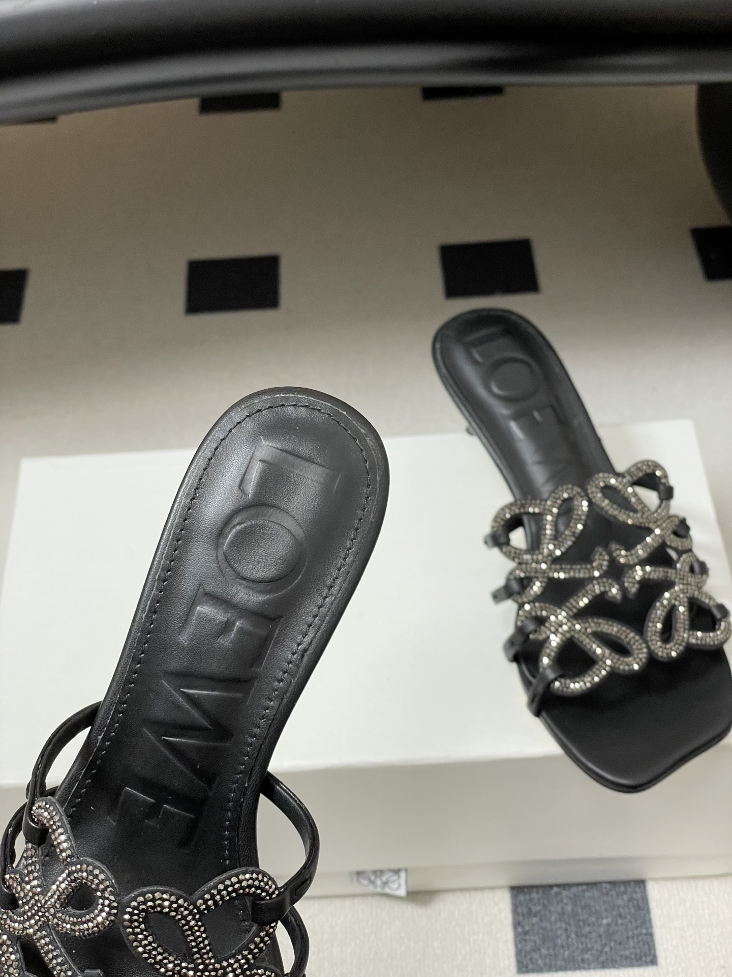 钻面-LOEWE 罗意威 26ss 春夏新款 个性编织水钻鞋面镂空高跟拖鞋 钻面小猫跟凉拖鞋疯狂种草简约