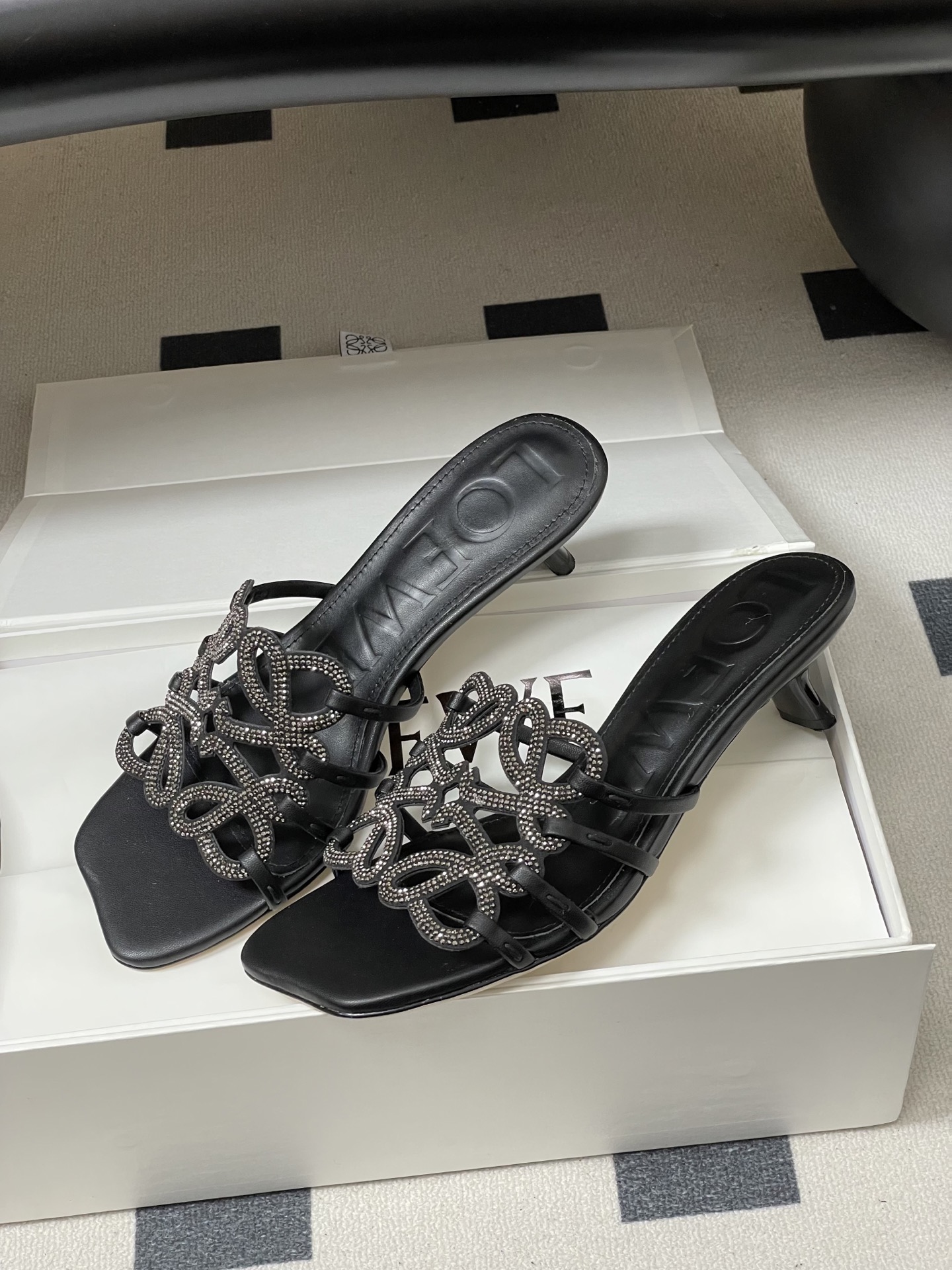 钻面-LOEWE 罗意威 26ss 春夏新款 个性编织水钻鞋面镂空高跟拖鞋 钻面小猫跟凉拖鞋疯狂种草简约