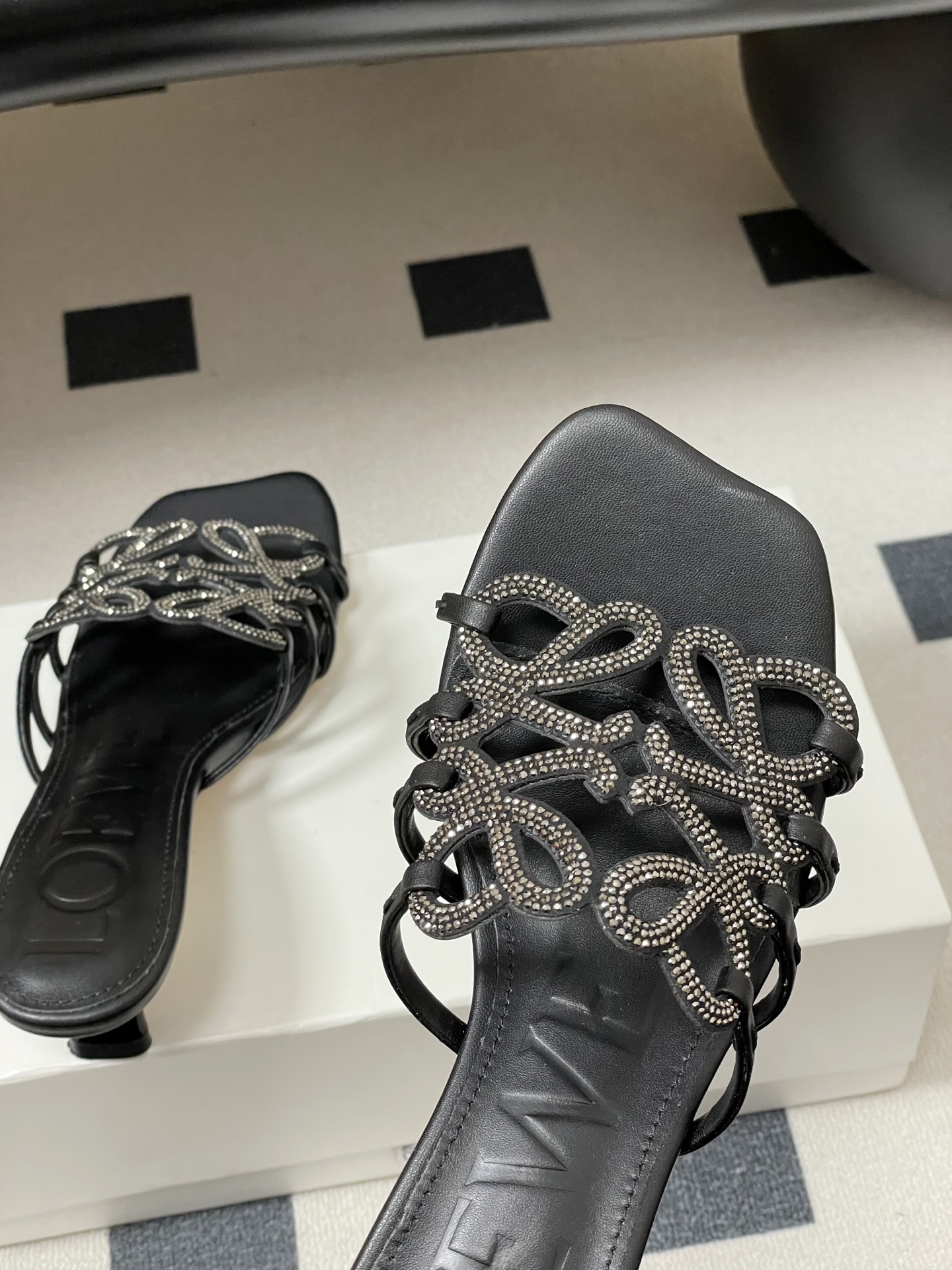 钻面-LOEWE 罗意威 26ss 春夏新款 个性编织水钻鞋面镂空高跟拖鞋 钻面小猫跟凉拖鞋疯狂种草简约