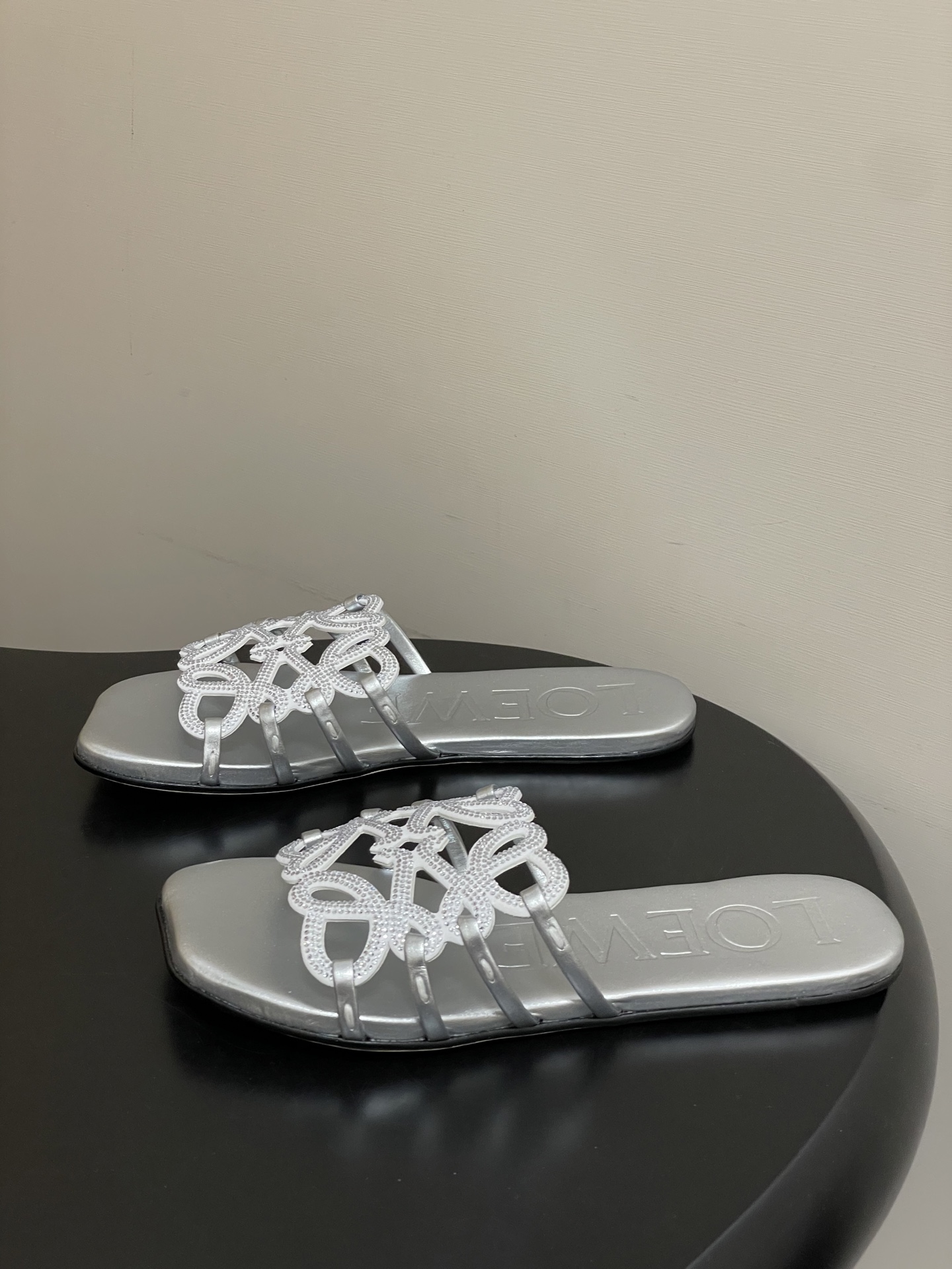 钻面-LOEWE 罗意威 26ss 春夏新款 个性编织水钻鞋面镂空拖鞋 钻面平底凉拖鞋疯狂种草简约设计感