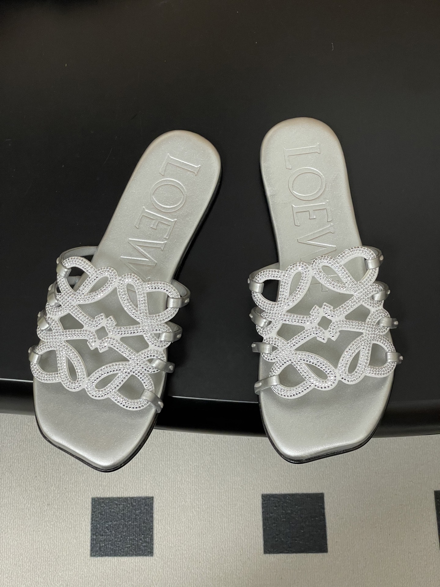 钻面-LOEWE 罗意威 26ss 春夏新款 个性编织水钻鞋面镂空拖鞋 钻面平底凉拖鞋疯狂种草简约设计感