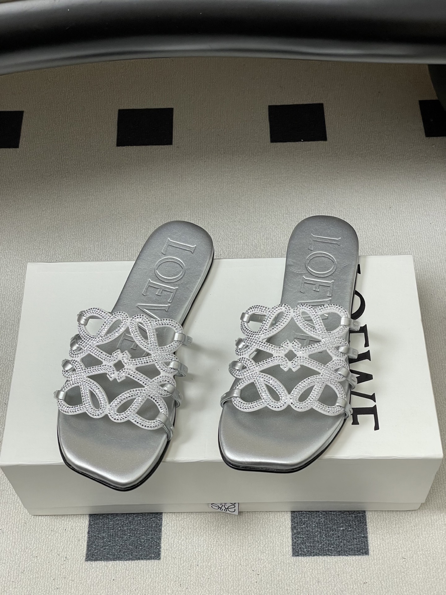 钻面-LOEWE 罗意威 26ss 春夏新款 个性编织水钻鞋面镂空拖鞋 钻面平底凉拖鞋疯狂种草简约设计感