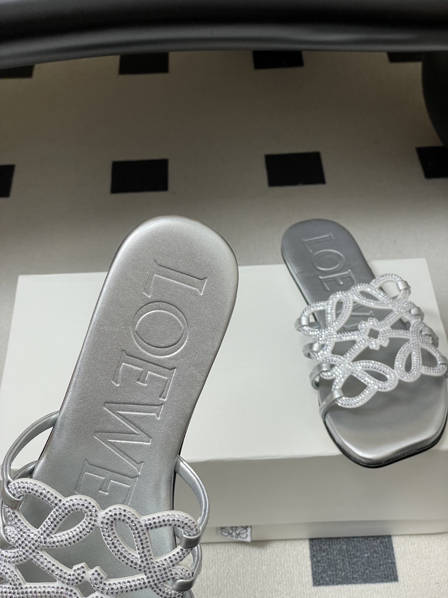 钻面-LOEWE 罗意威 26ss 春夏新款 个性编织水钻鞋面镂空拖鞋 钻面平底凉拖鞋疯狂种草简约设计感