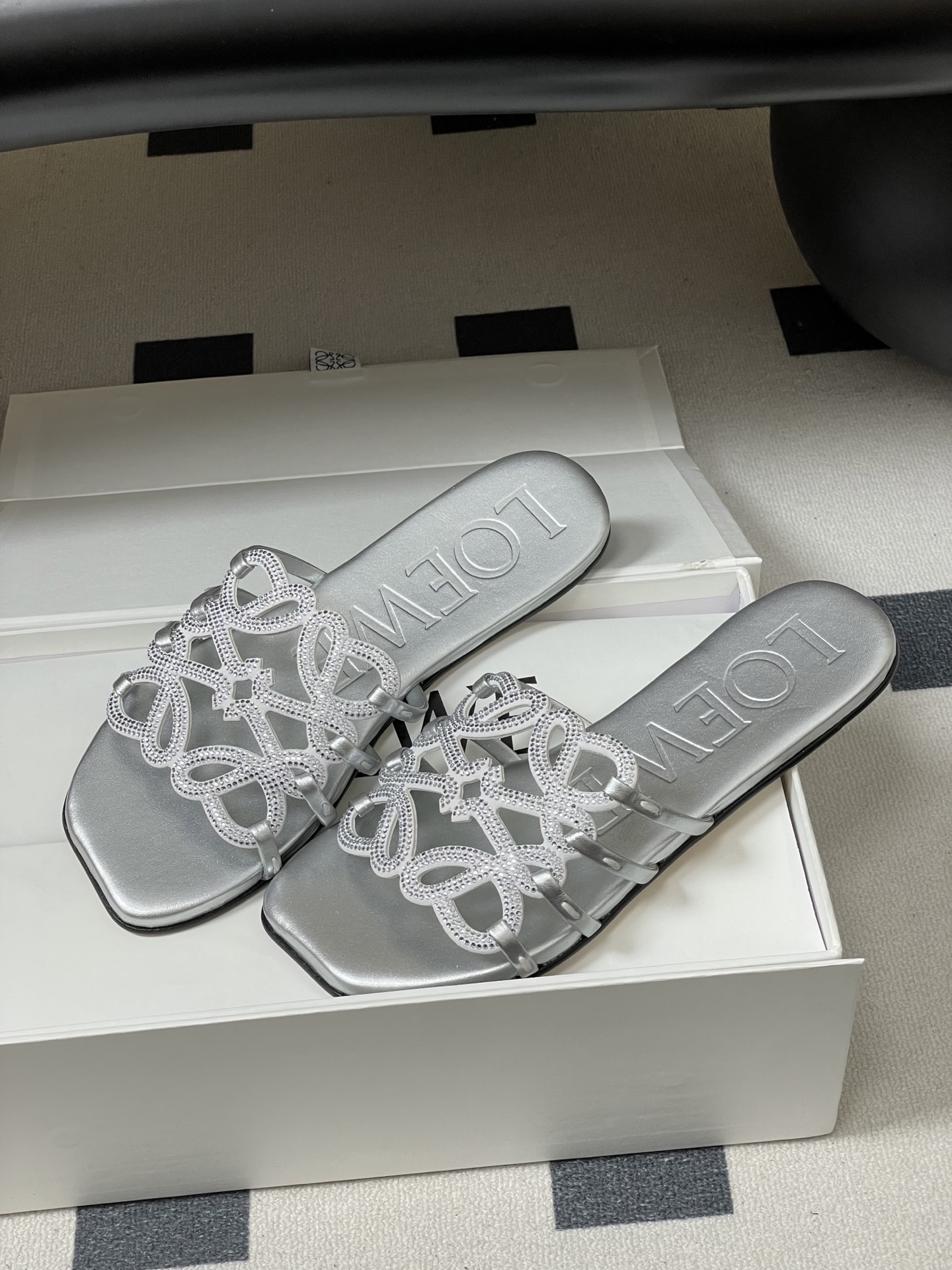 钻面-LOEWE 罗意威 26ss 春夏新款 个性编织水钻鞋面镂空拖鞋 钻面平底凉拖鞋疯狂种草简约设计感