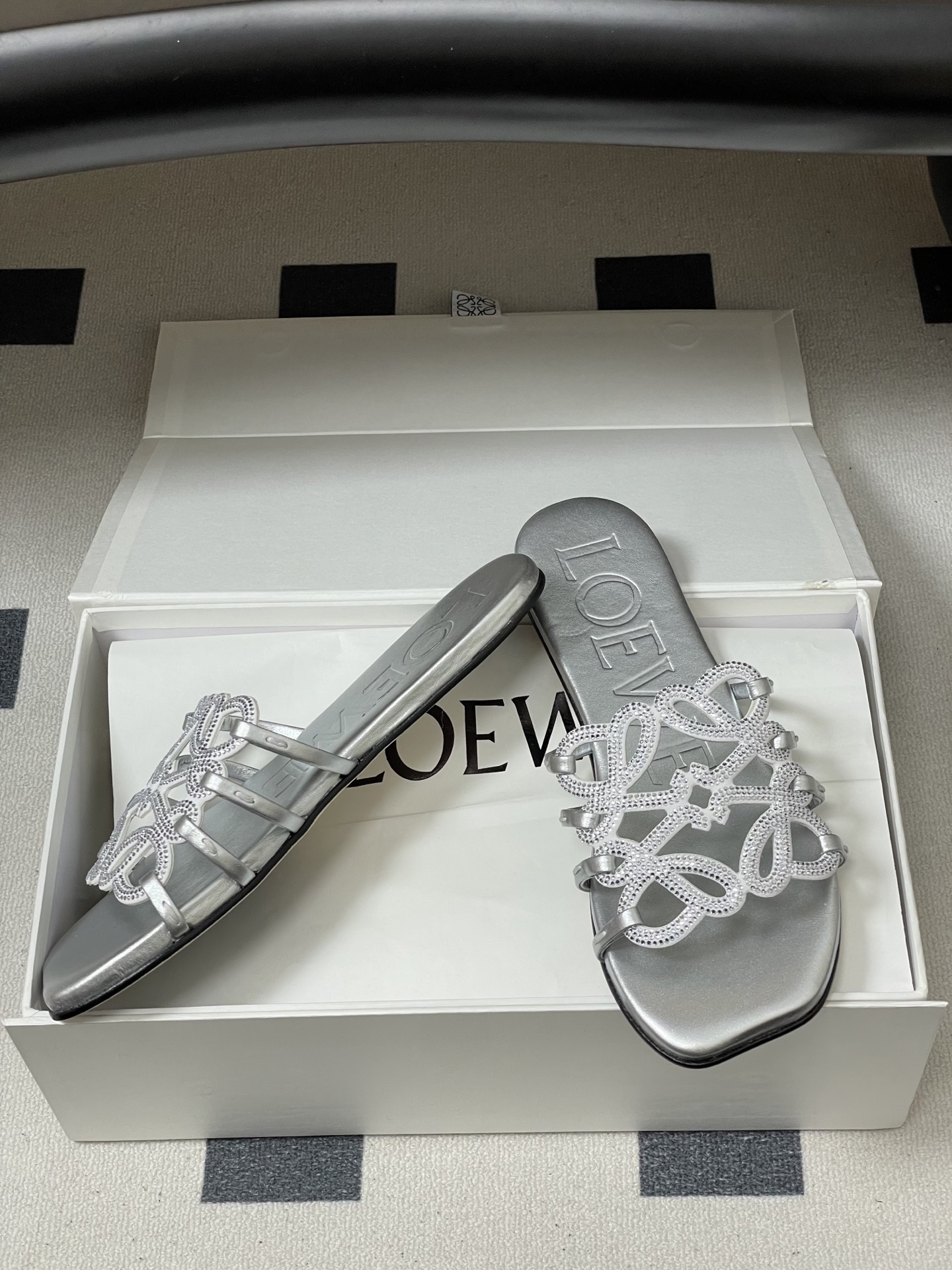 钻面-LOEWE 罗意威 26ss 春夏新款 个性编织水钻鞋面镂空拖鞋 钻面平底凉拖鞋疯狂种草简约设计感