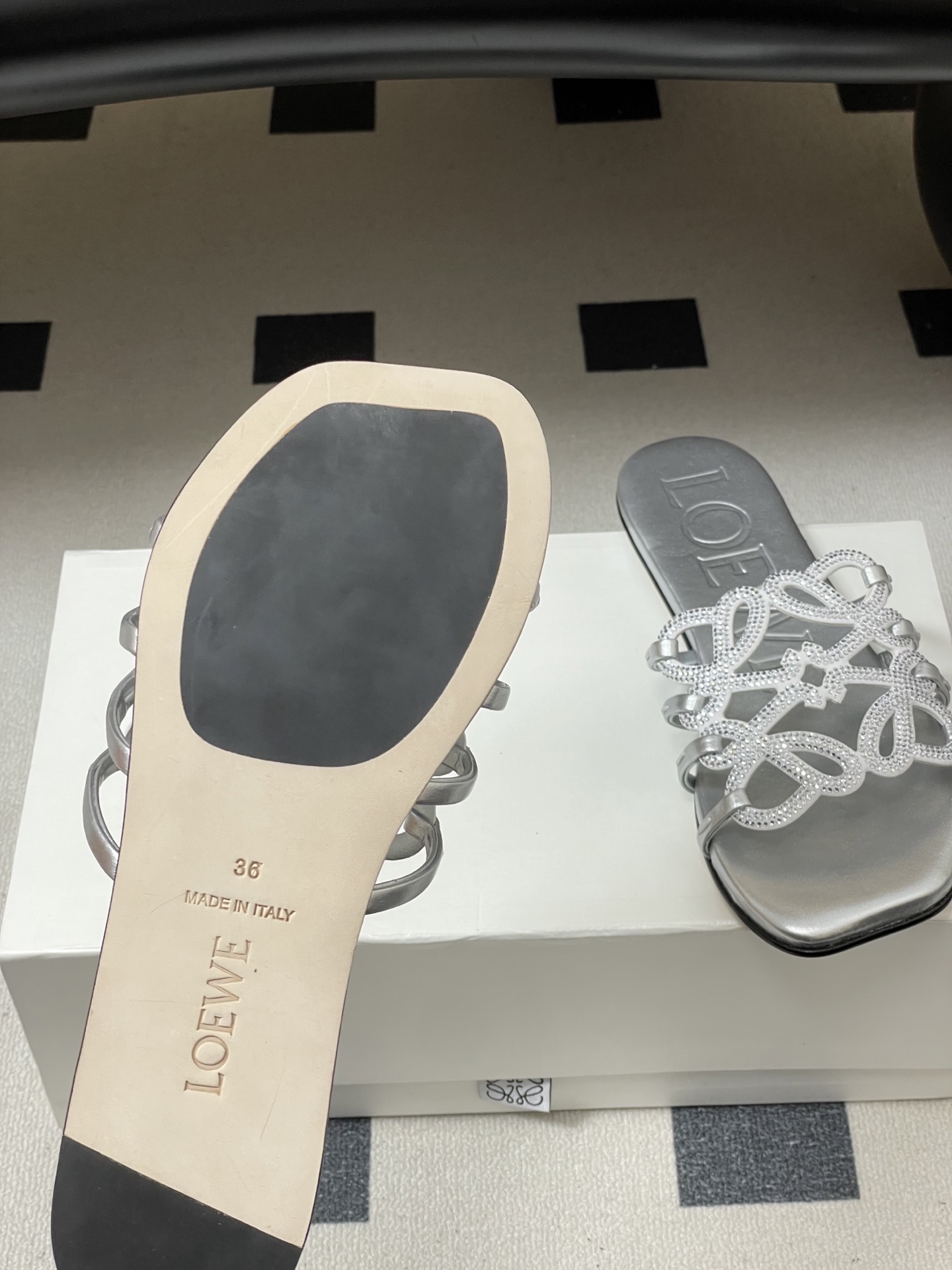 钻面-LOEWE 罗意威 26ss 春夏新款 个性编织水钻鞋面镂空拖鞋 钻面平底凉拖鞋疯狂种草简约设计感